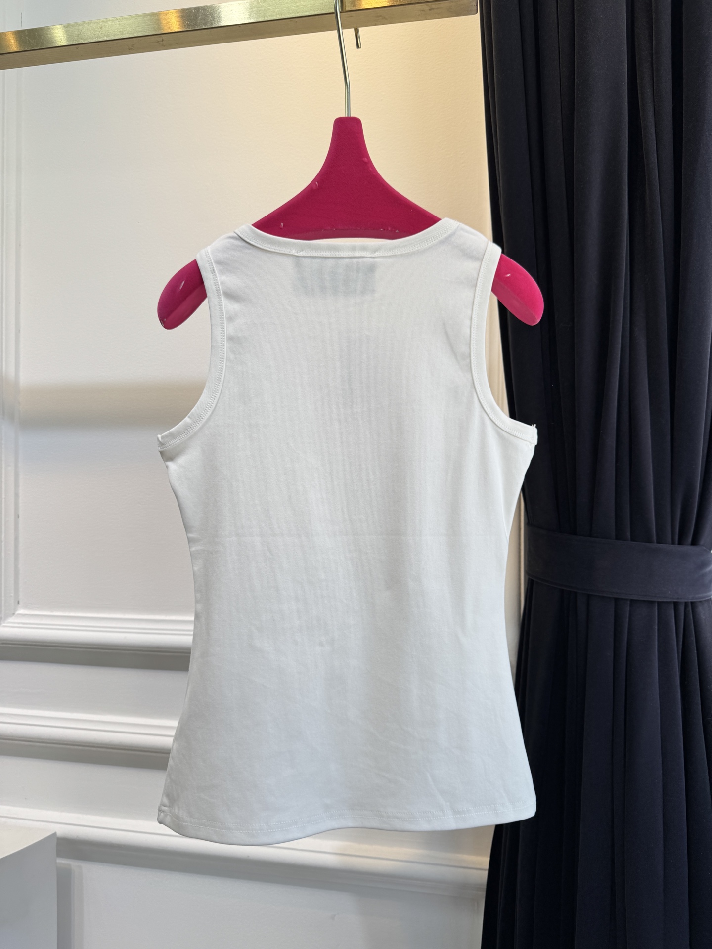 Schiaparelli（夏帕瑞丽）太阳金属背心采用修身无袖圆领版型，面料为弹性棉质，贴合身形且能勾勒肩