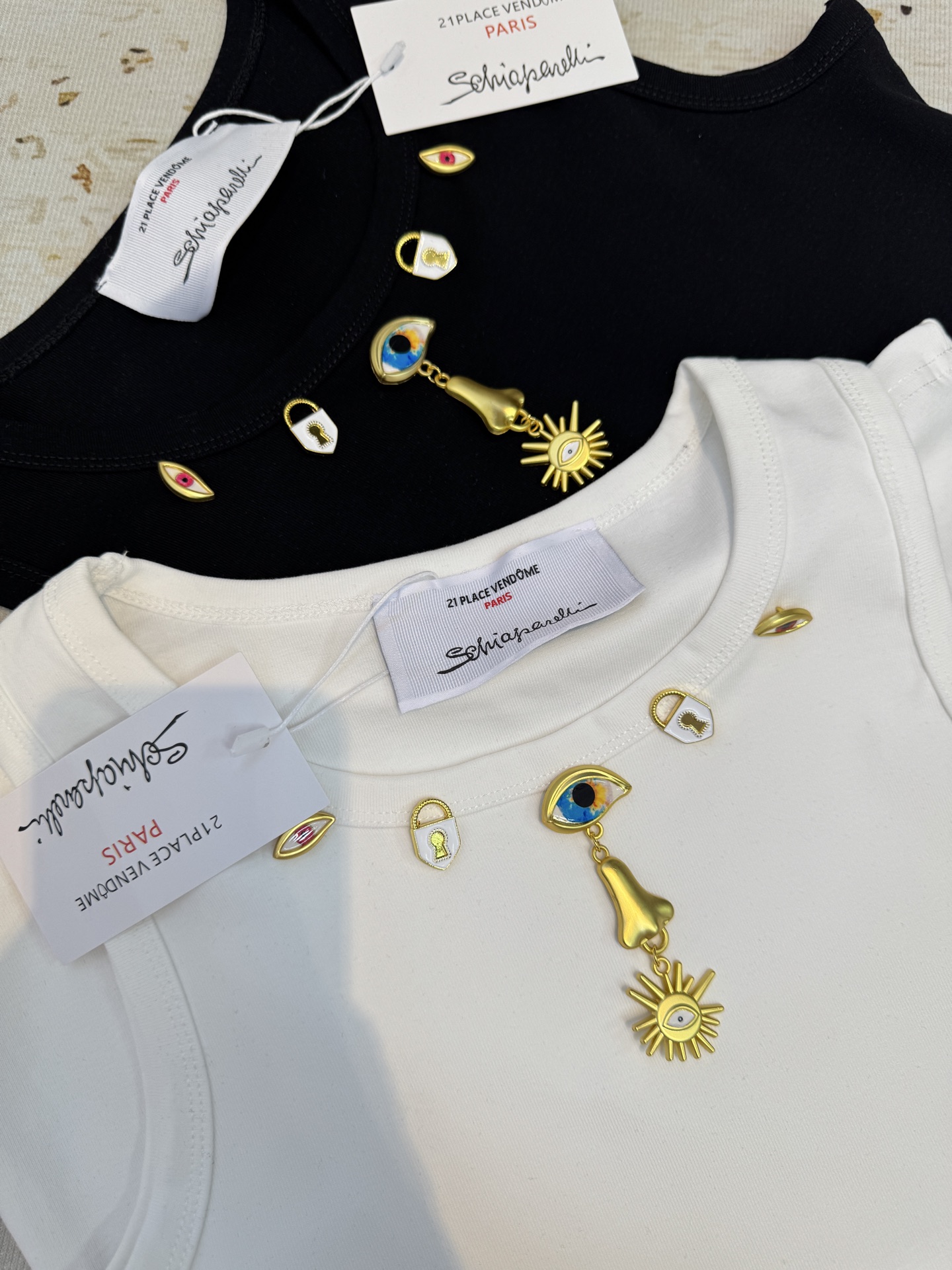 Schiaparelli（夏帕瑞丽）太阳金属背心采用修身无袖圆领版型，面料为弹性棉质，贴合身形且能勾勒肩