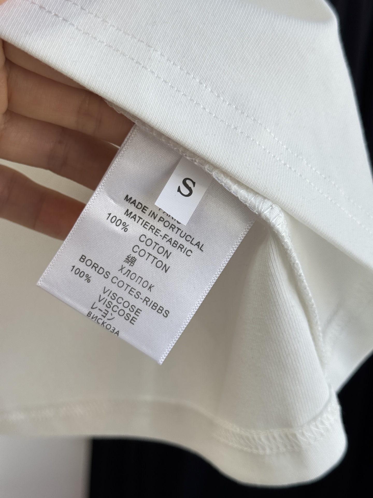 Schiaparelli（夏帕瑞丽）太阳金属背心采用修身无袖圆领版型，面料为弹性棉质，贴合身形且能勾勒肩