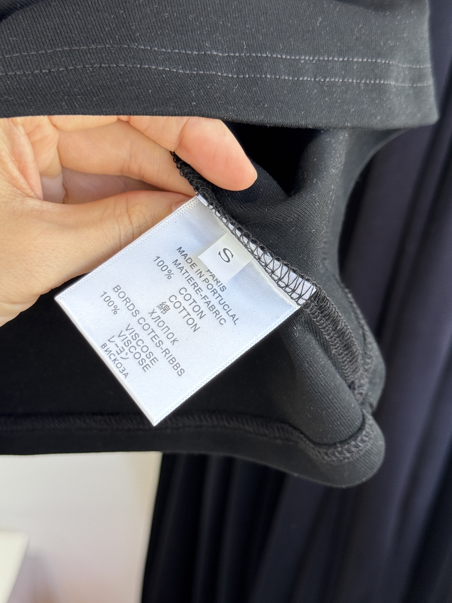 Schiaparelli（夏帕瑞丽）太阳金属背心采用修身无袖圆领版型，面料为弹性棉质，贴合身形且能勾勒肩