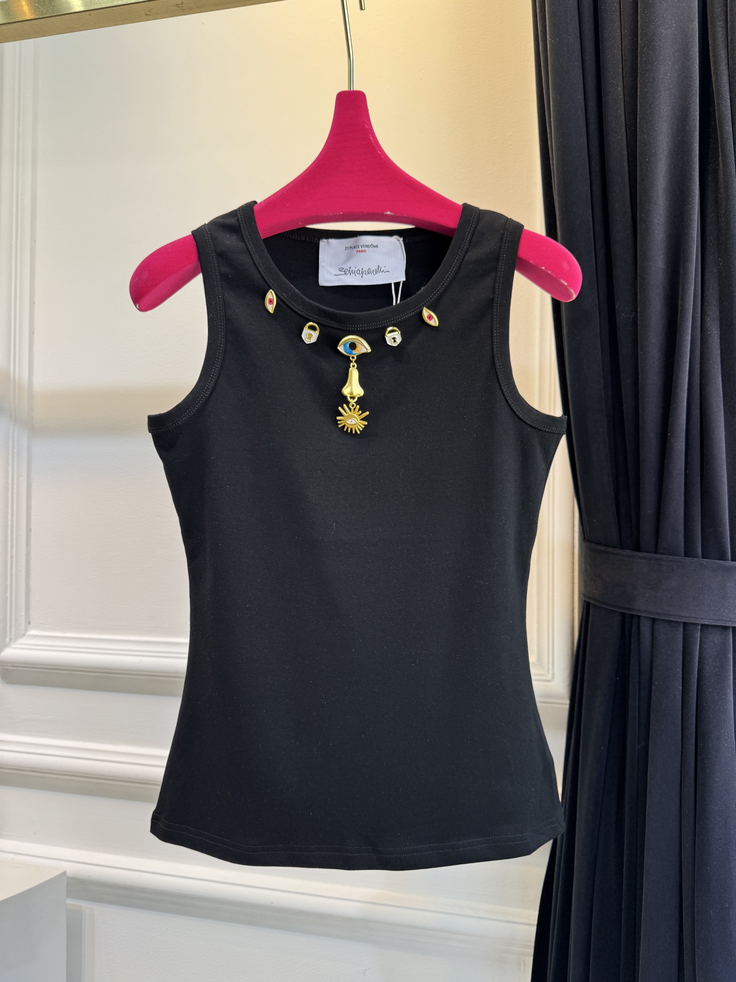 Schiaparelli（夏帕瑞丽）太阳金属背心采用修身无袖圆领版型，面料为弹性棉质，贴合身形且能勾勒肩