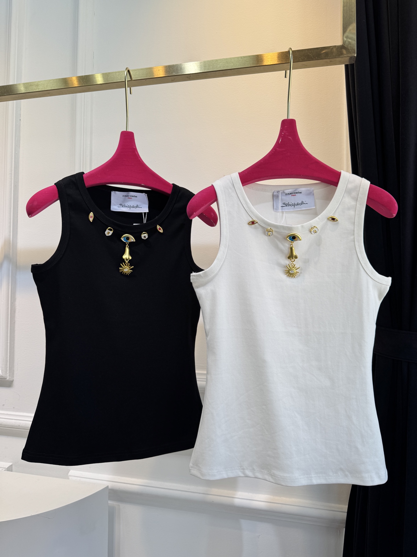 Schiaparelli（夏帕瑞丽）太阳金属背心采用修身无袖圆领版型，面料为弹性棉质，贴合身形且能勾勒肩