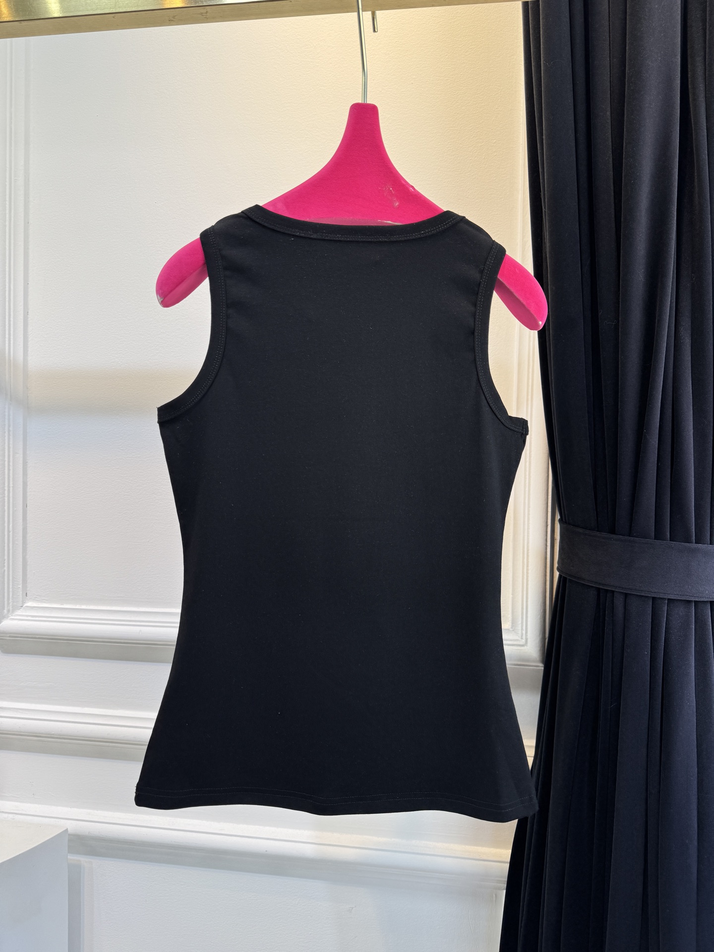 Schiaparelli（夏帕瑞丽）太阳金属背心采用修身无袖圆领版型，面料为弹性棉质，贴合身形且能勾勒肩