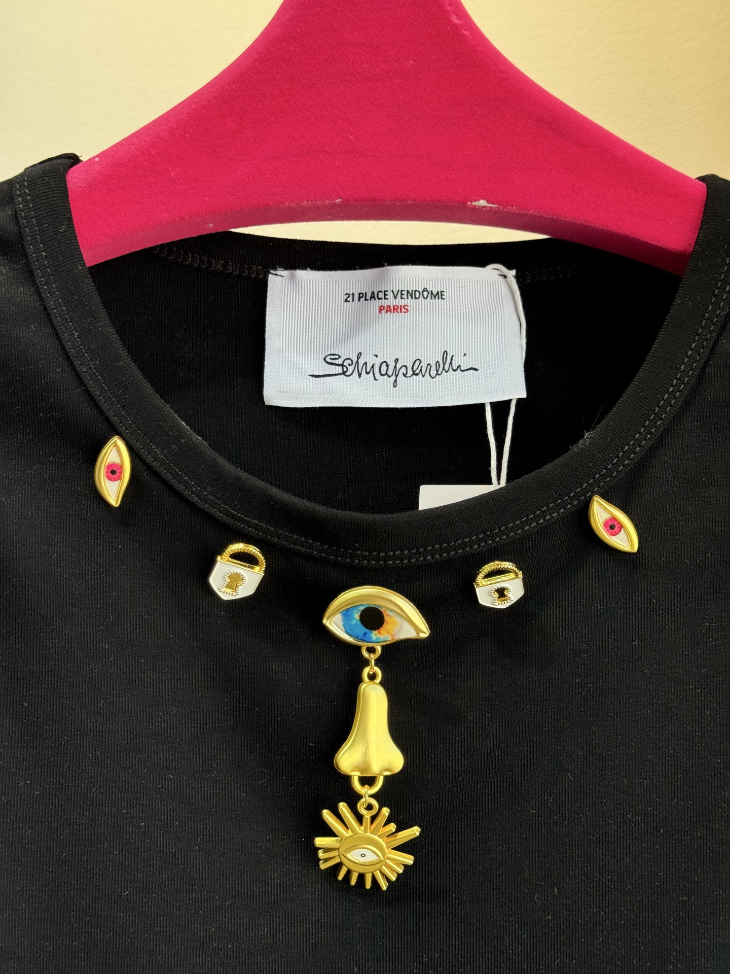 Schiaparelli（夏帕瑞丽）太阳金属背心采用修身无袖圆领版型，面料为弹性棉质，贴合身形且能勾勒肩