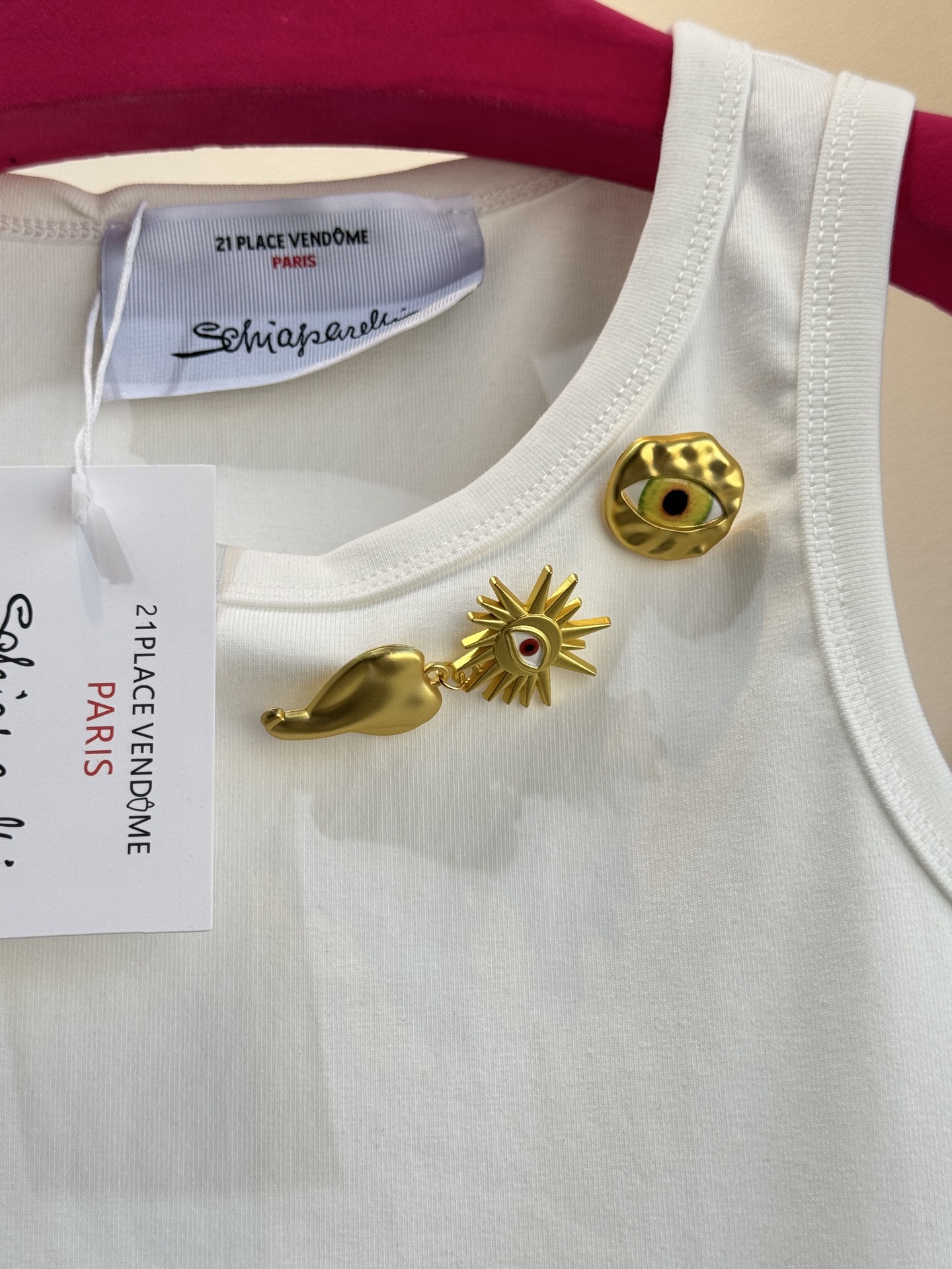 Schiaparelli（夏帕瑞丽）眼睛金属背心采用修身无袖圆领版型，面料为弹性棉质，贴合身形且能勾勒肩