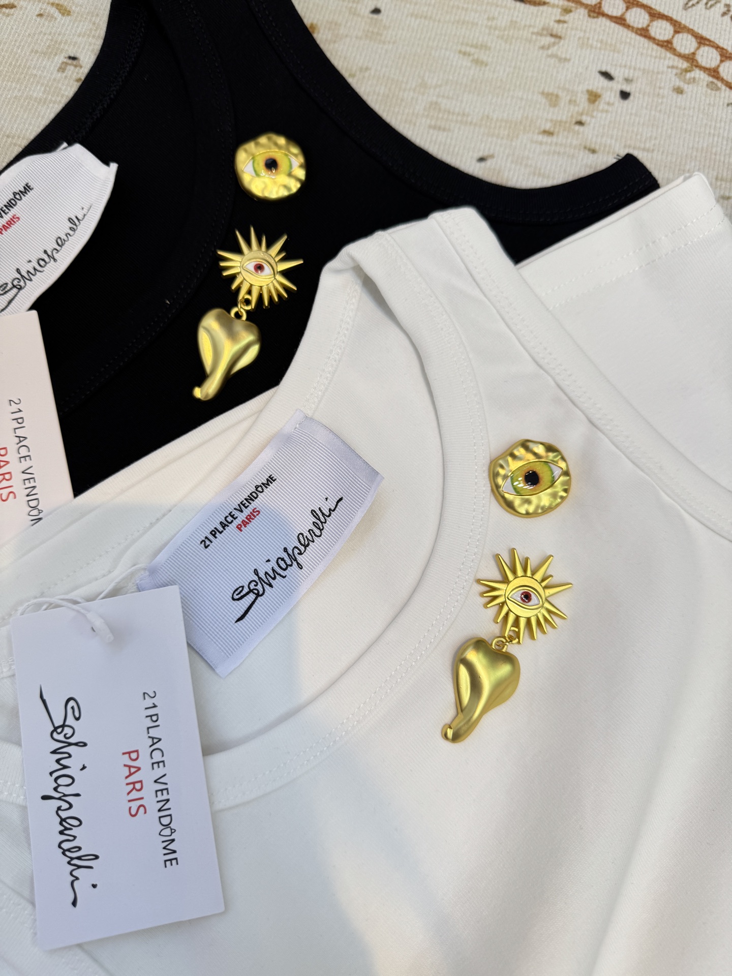 Schiaparelli（夏帕瑞丽）眼睛金属背心采用修身无袖圆领版型，面料为弹性棉质，贴合身形且能勾勒肩