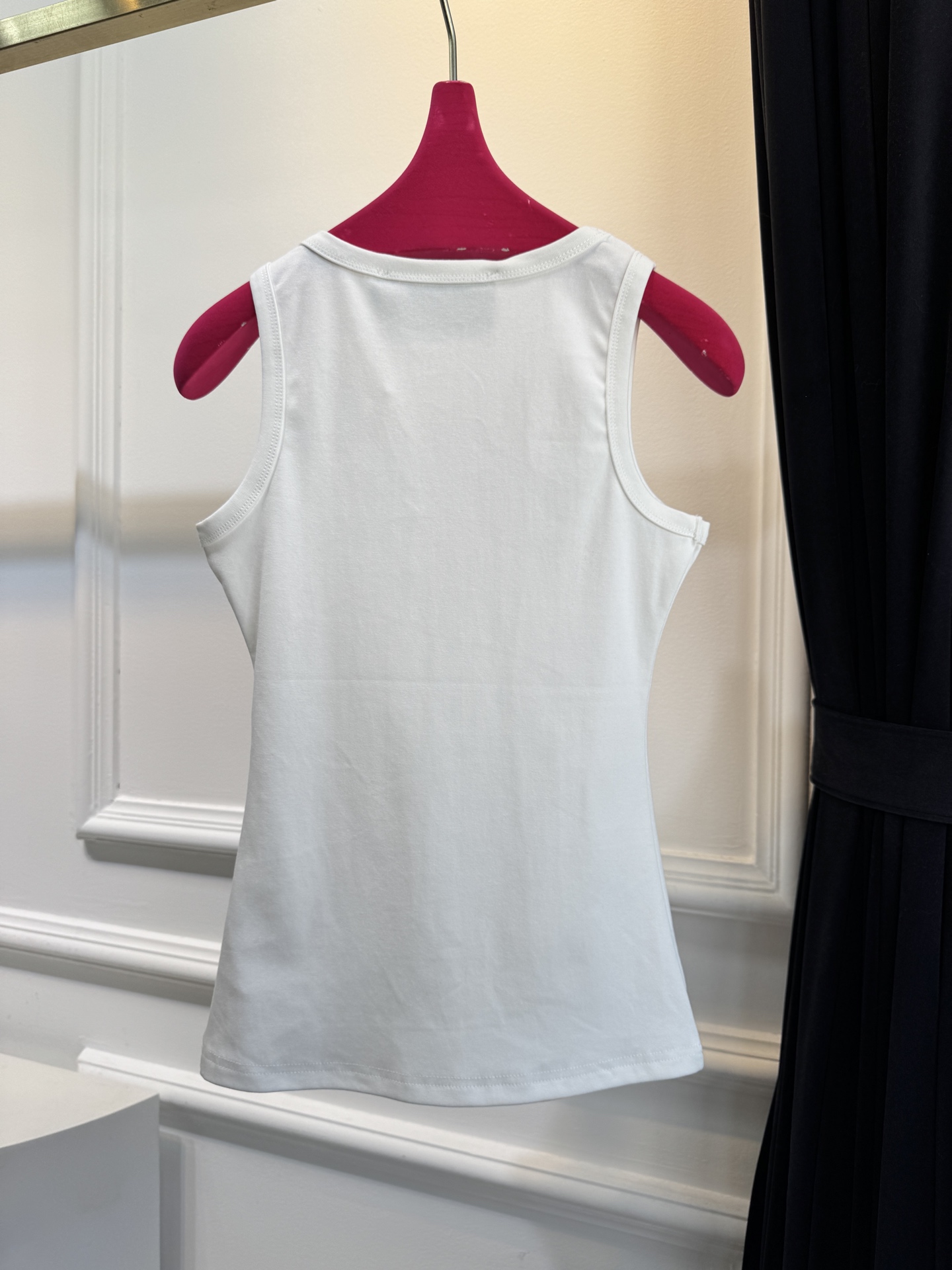 Schiaparelli（夏帕瑞丽）眼睛金属背心采用修身无袖圆领版型，面料为弹性棉质，贴合身形且能勾勒肩