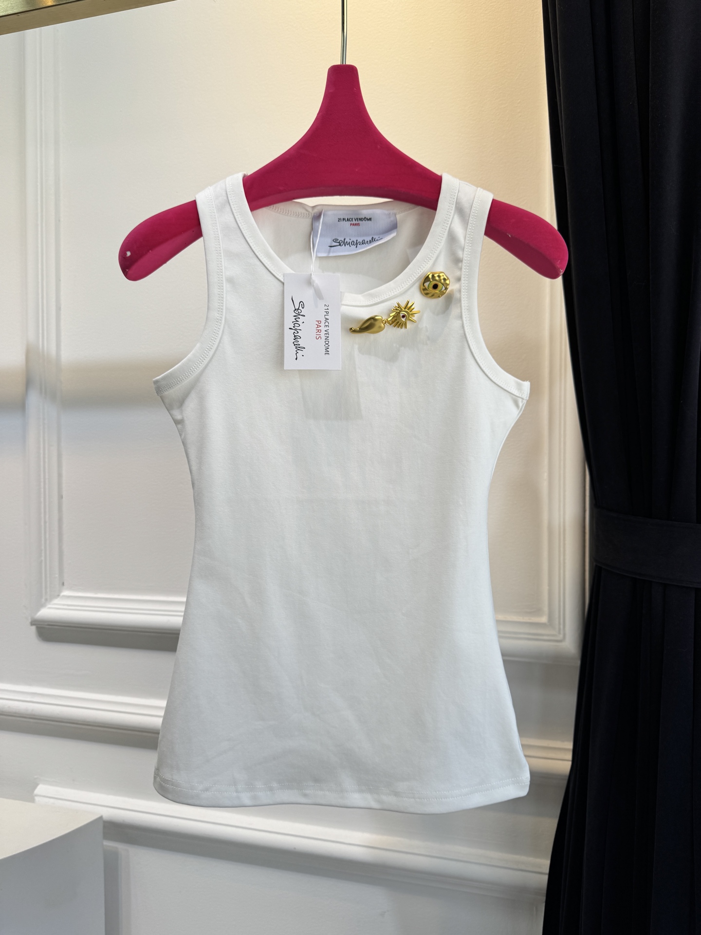 Schiaparelli（夏帕瑞丽）眼睛金属背心采用修身无袖圆领版型，面料为弹性棉质，贴合身形且能勾勒肩