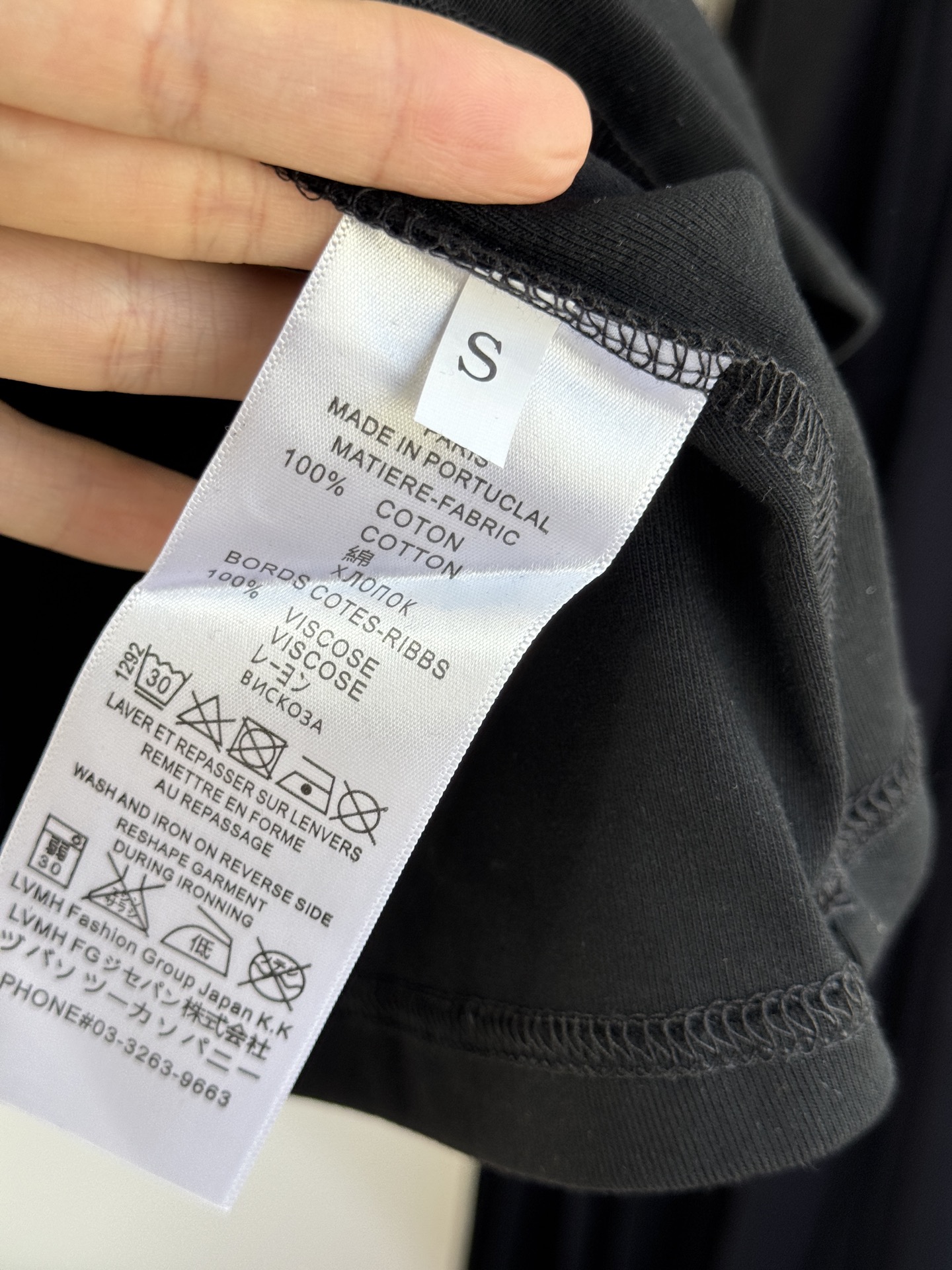 Schiaparelli（夏帕瑞丽）眼睛金属背心采用修身无袖圆领版型，面料为弹性棉质，贴合身形且能勾勒肩