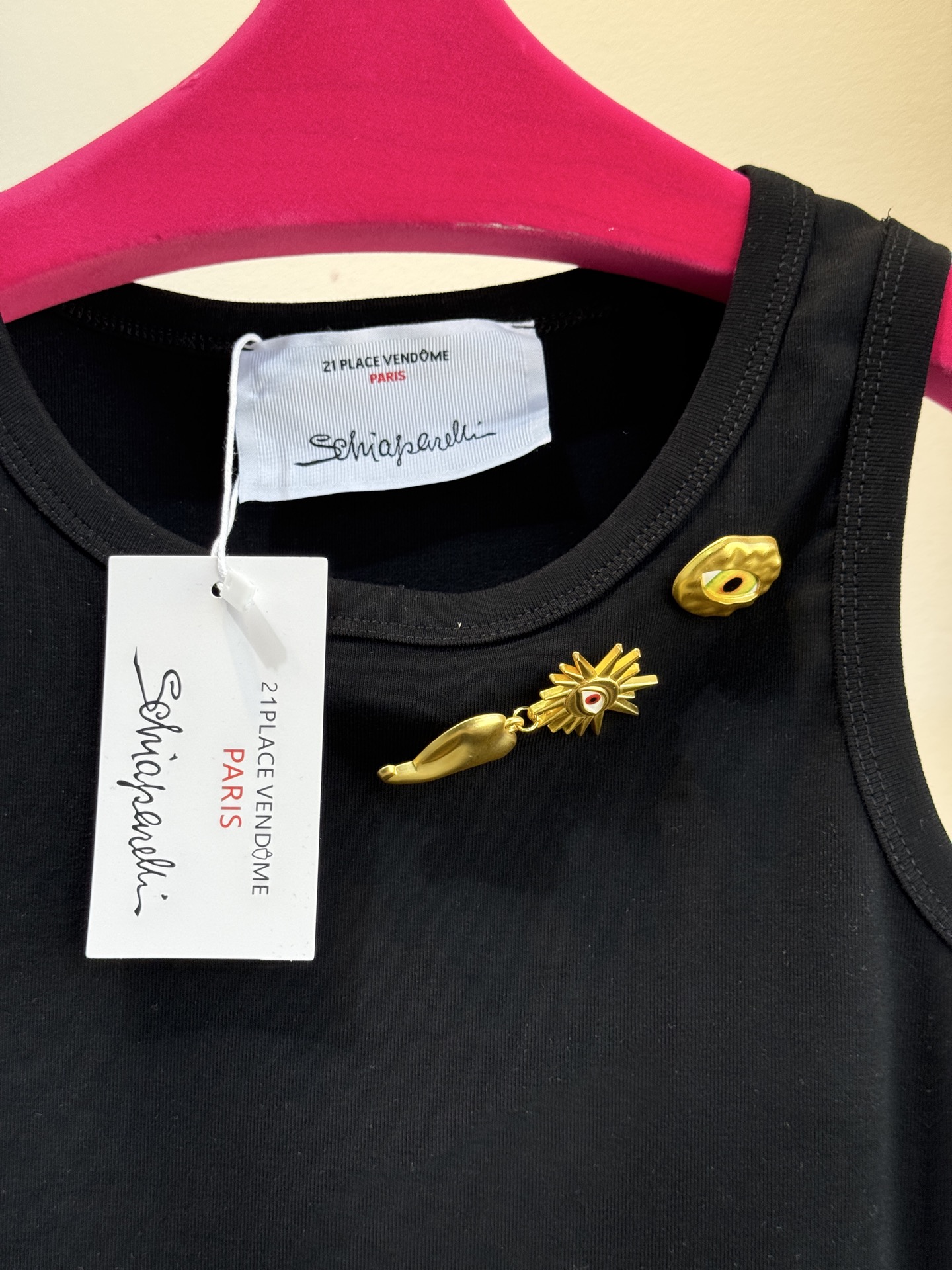 Schiaparelli（夏帕瑞丽）眼睛金属背心采用修身无袖圆领版型，面料为弹性棉质，贴合身形且能勾勒肩