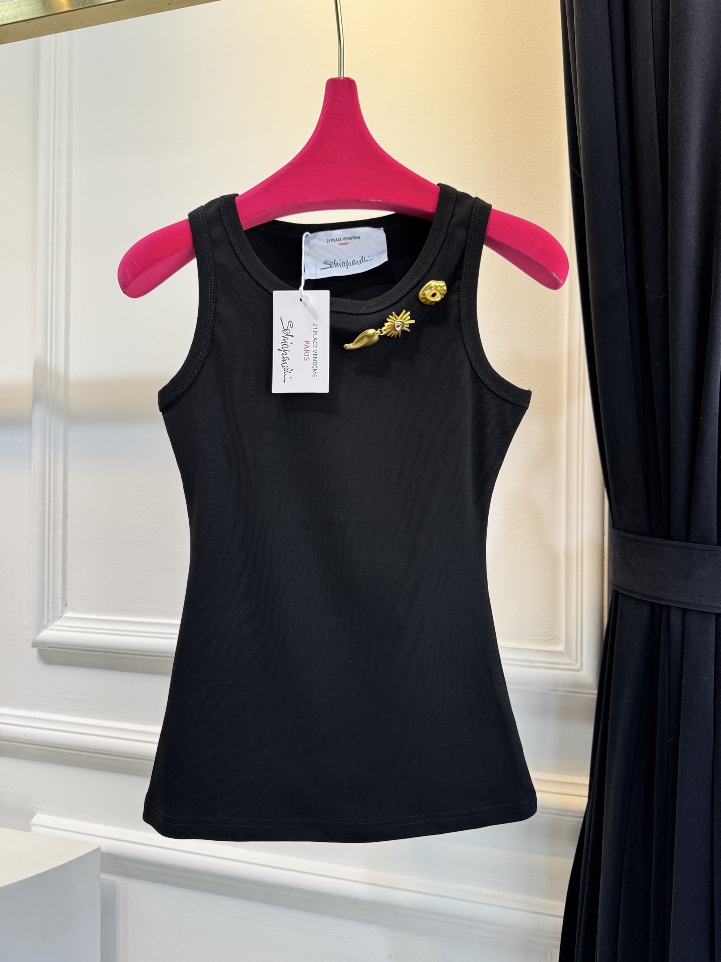 Schiaparelli（夏帕瑞丽）眼睛金属背心采用修身无袖圆领版型，面料为弹性棉质，贴合身形且能勾勒肩