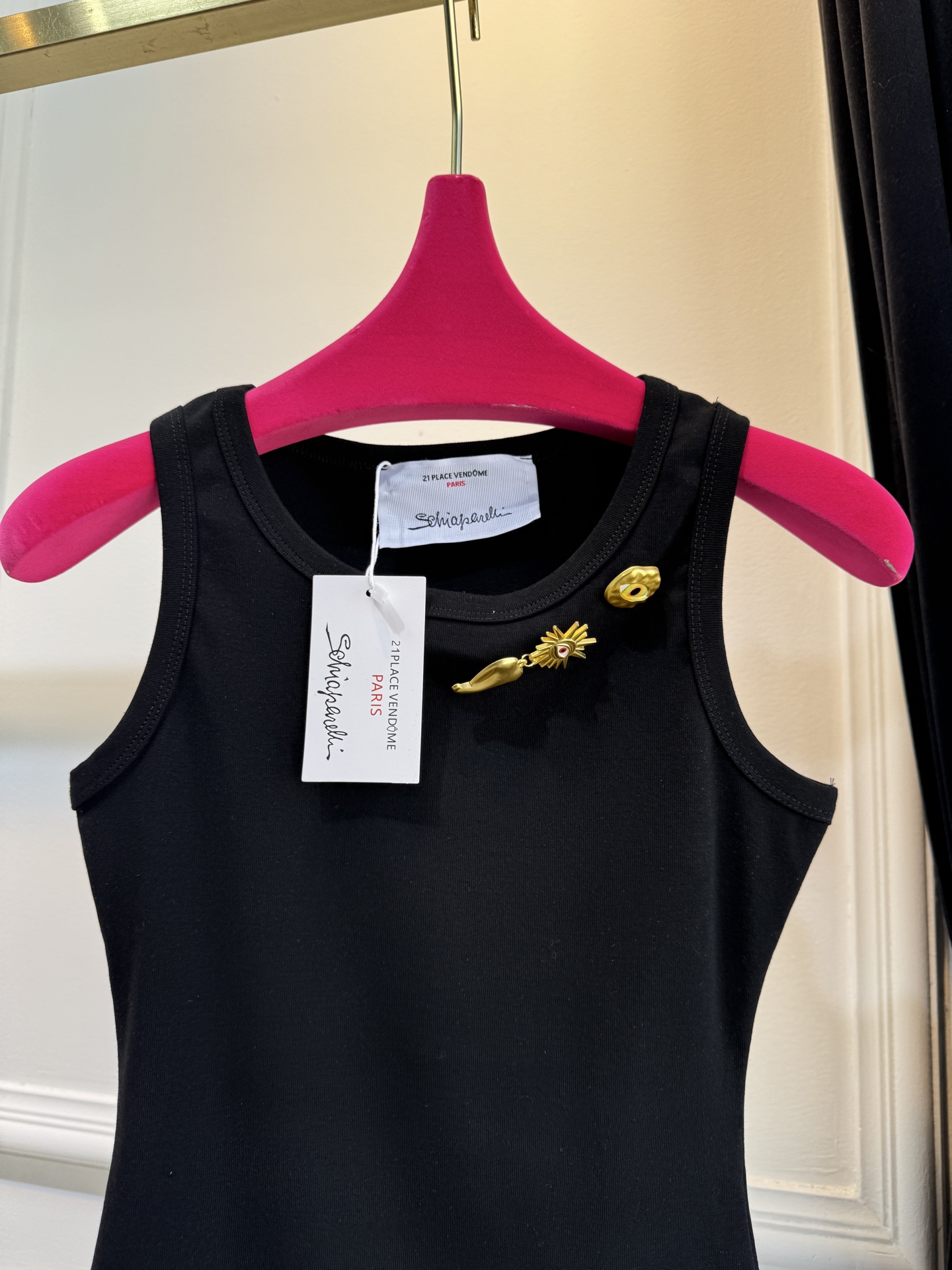 Schiaparelli（夏帕瑞丽）眼睛金属背心采用修身无袖圆领版型，面料为弹性棉质，贴合身形且能勾勒肩