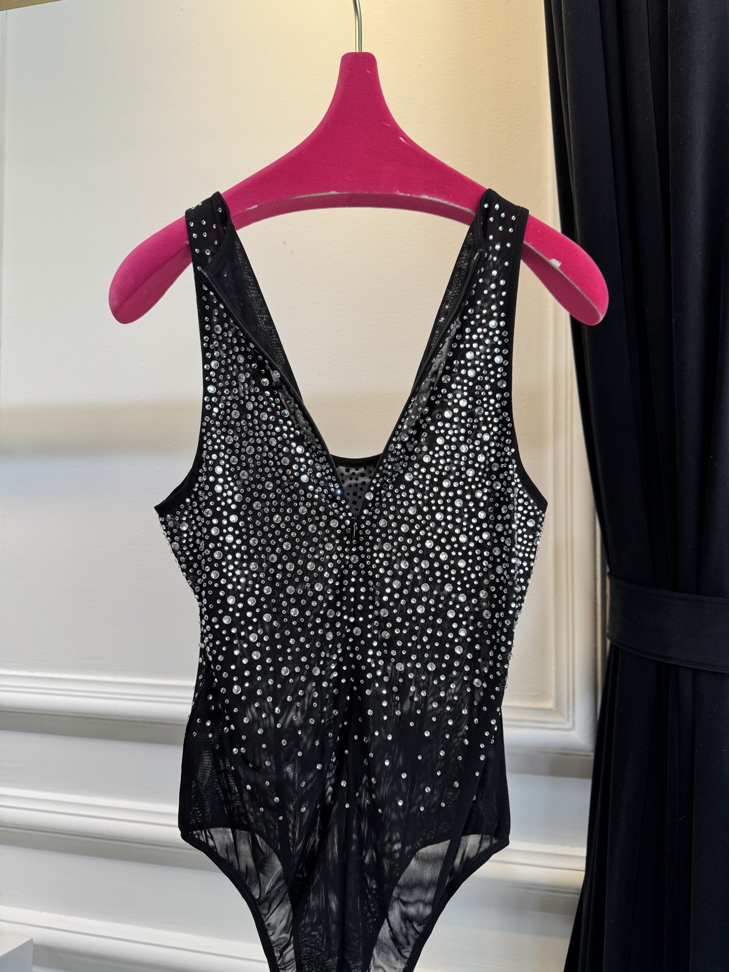 ALEX PERRY 水晶装饰弹性网纱连体衣采用无袖连体版型，修身剪裁能贴合身形，勾勒身体曲线；连体设计