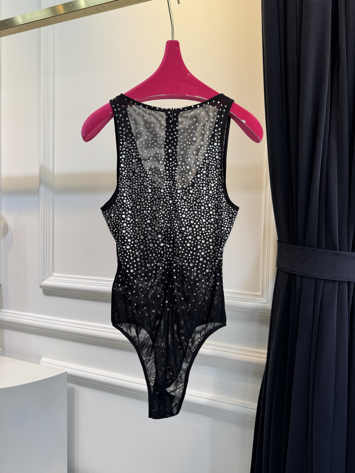 ALEX PERRY 水晶装饰弹性网纱连体衣采用无袖连体版型，修身剪裁能贴合身形，勾勒身体曲线；连体设计