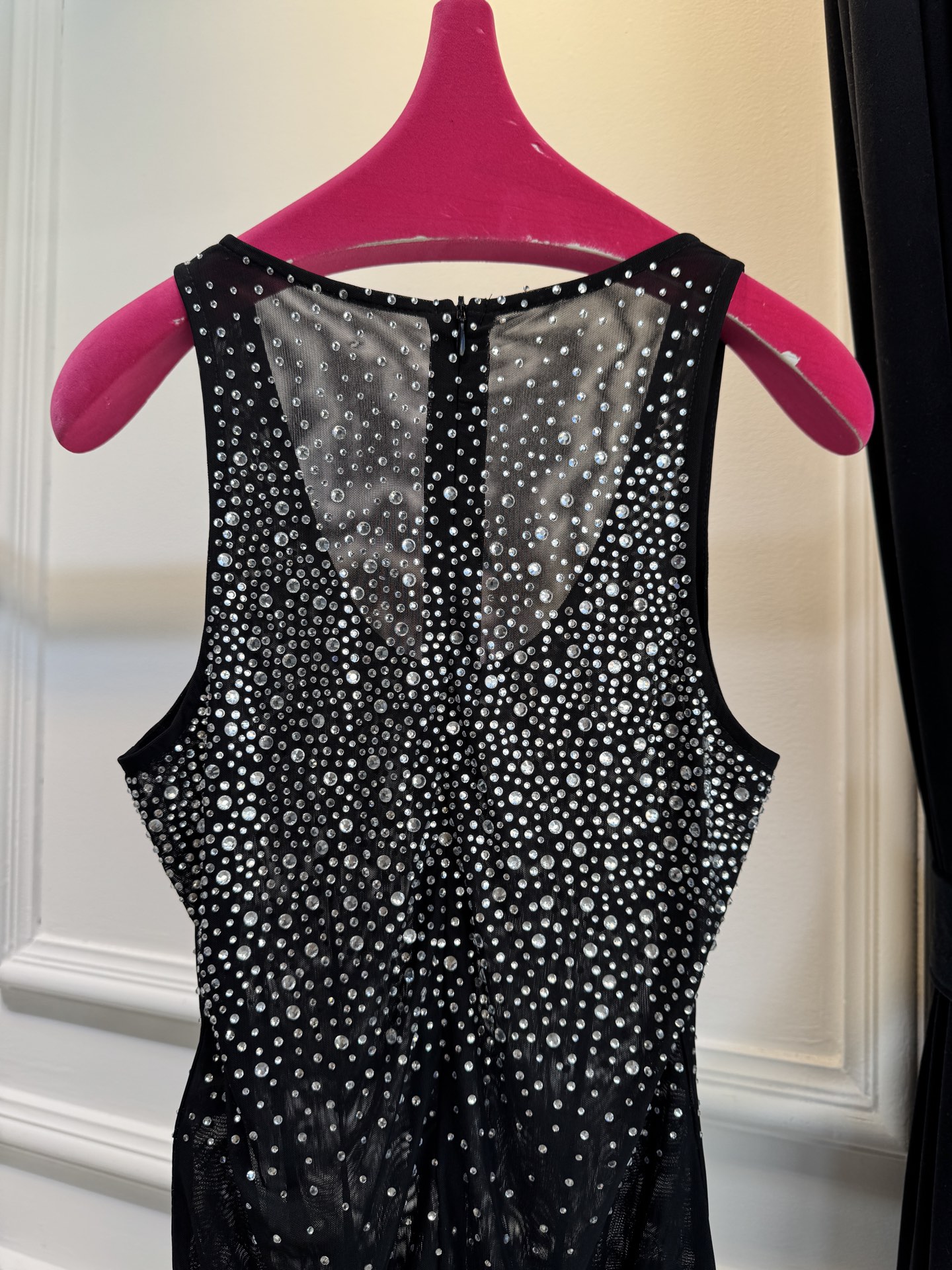 ALEX PERRY 水晶装饰弹性网纱连体衣采用无袖连体版型，修身剪裁能贴合身形，勾勒身体曲线；连体设计