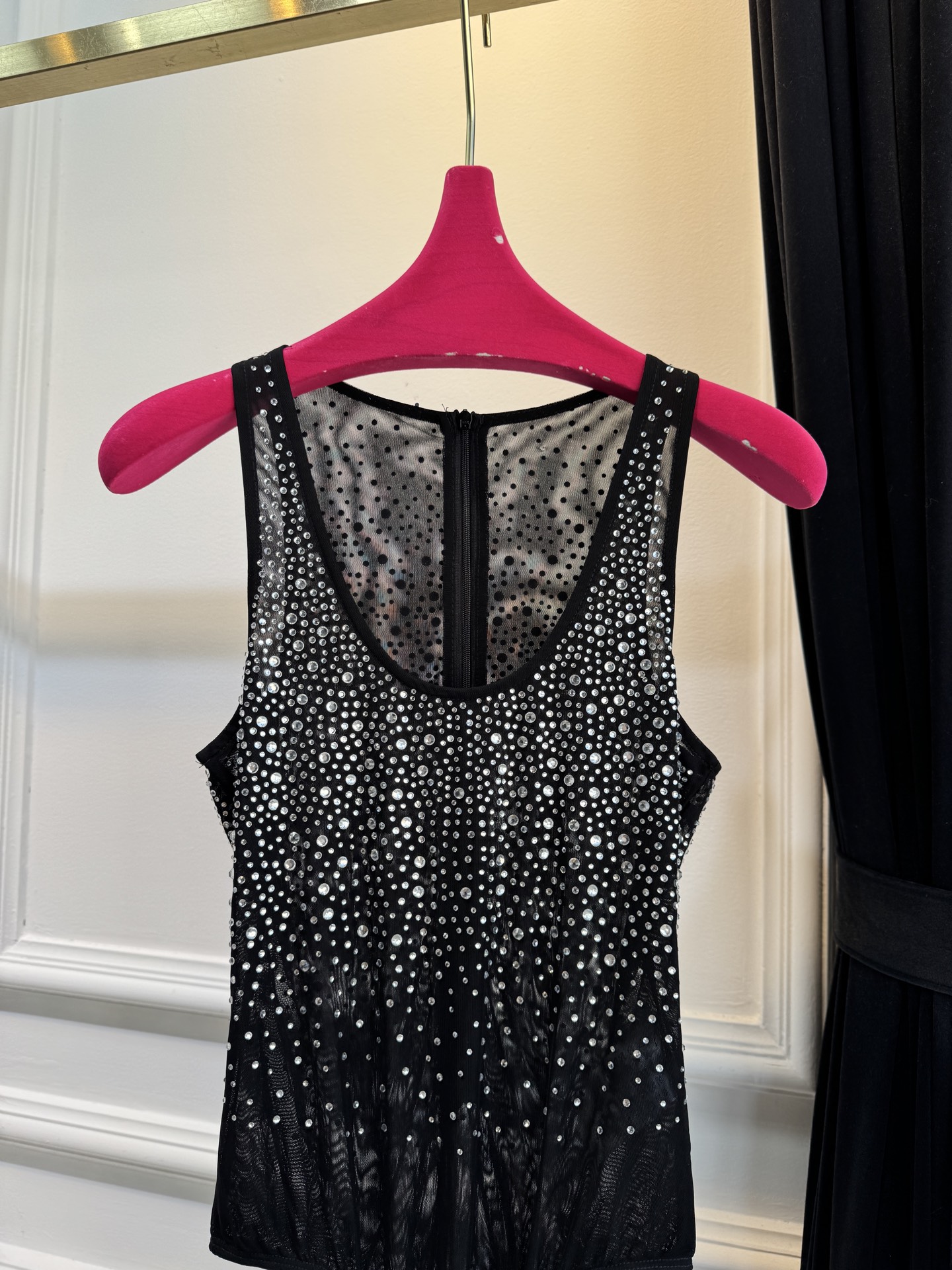 ALEX PERRY 水晶装饰弹性网纱连体衣采用无袖连体版型，修身剪裁能贴合身形，勾勒身体曲线；连体设计