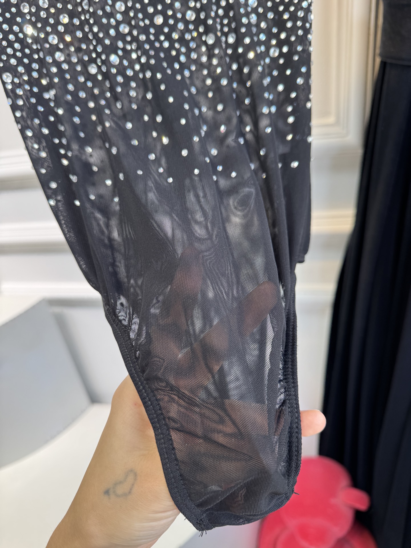 ALEX PERRY 水晶装饰弹性网纱连体衣采用无袖连体版型，修身剪裁能贴合身形，勾勒身体曲线；连体设计