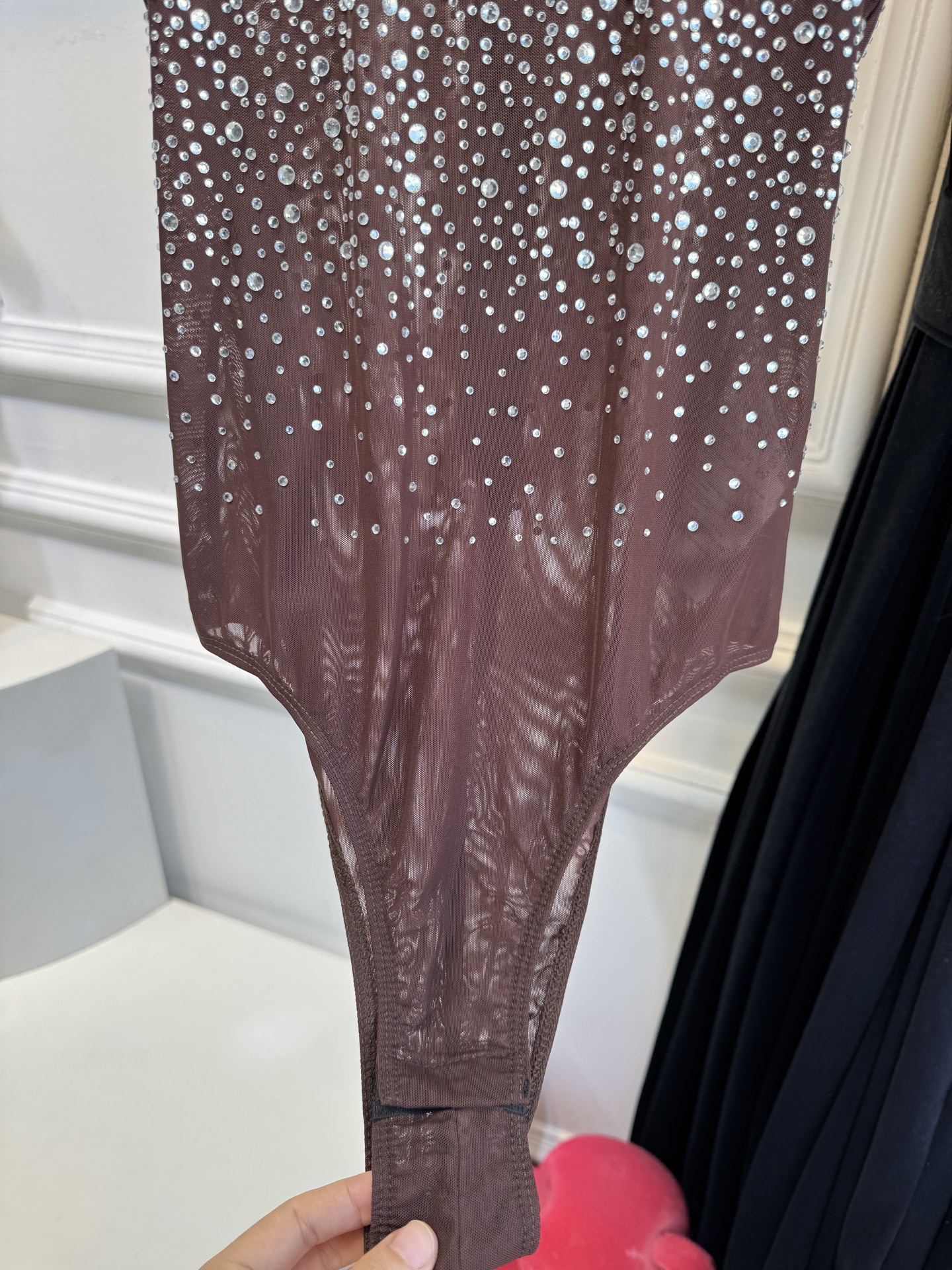 ALEX PERRY 水晶装饰弹性网纱连体衣采用无袖连体版型，修身剪裁能贴合身形，勾勒身体曲线；连体设计