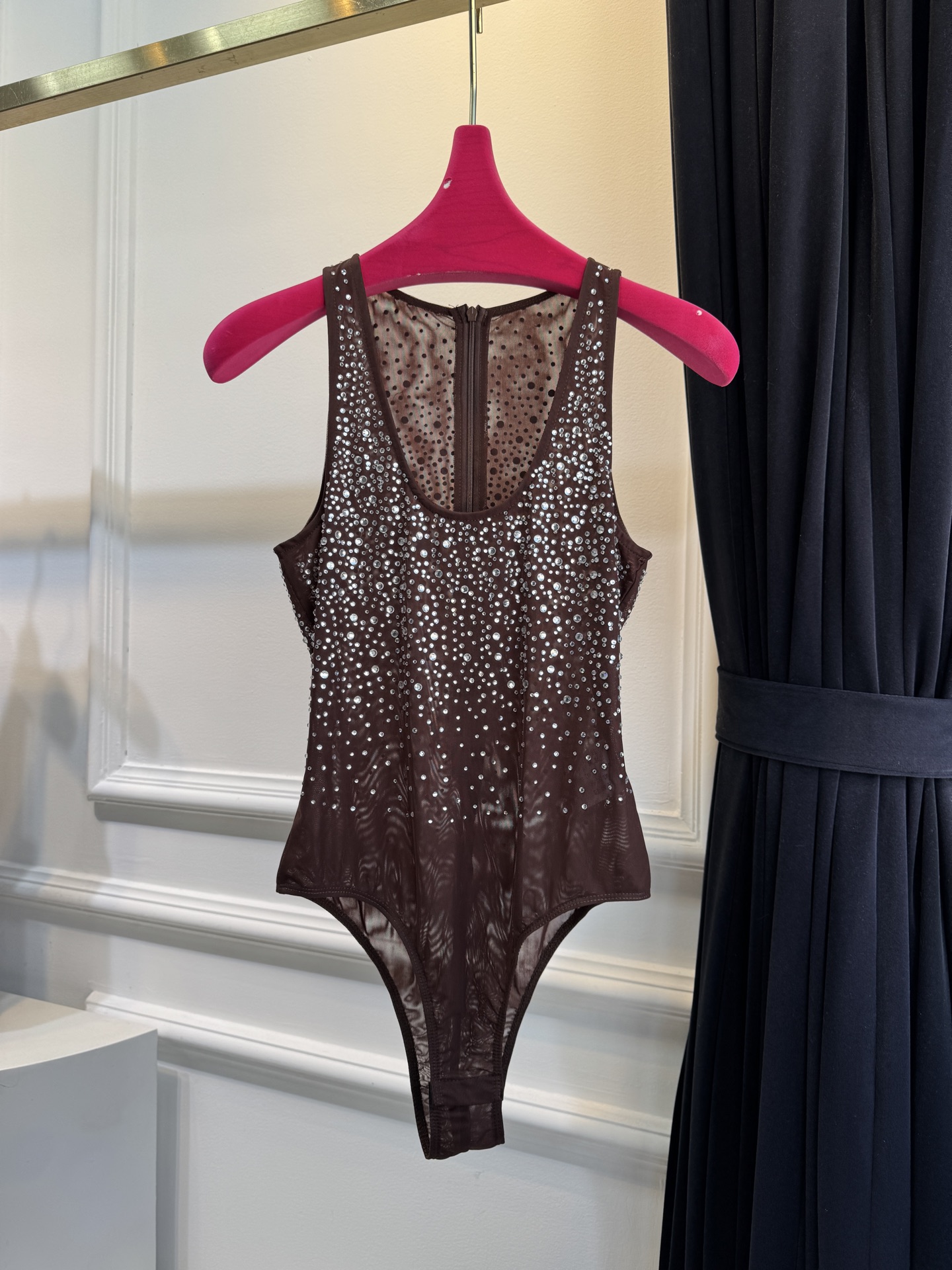 ALEX PERRY 水晶装饰弹性网纱连体衣采用无袖连体版型，修身剪裁能贴合身形，勾勒身体曲线；连体设计