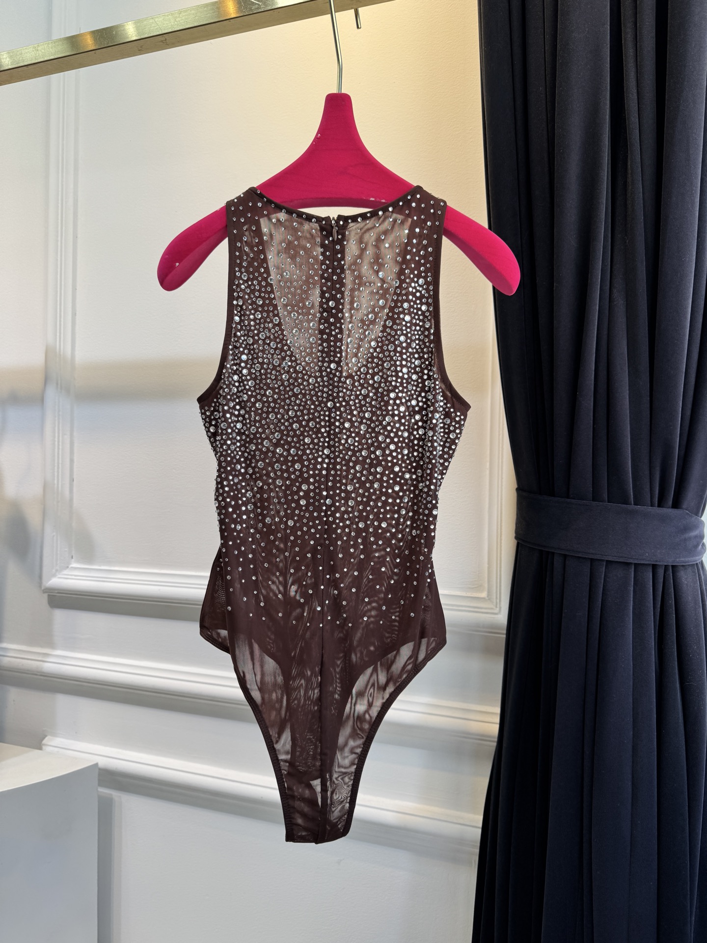 ALEX PERRY 水晶装饰弹性网纱连体衣采用无袖连体版型，修身剪裁能贴合身形，勾勒身体曲线；连体设计