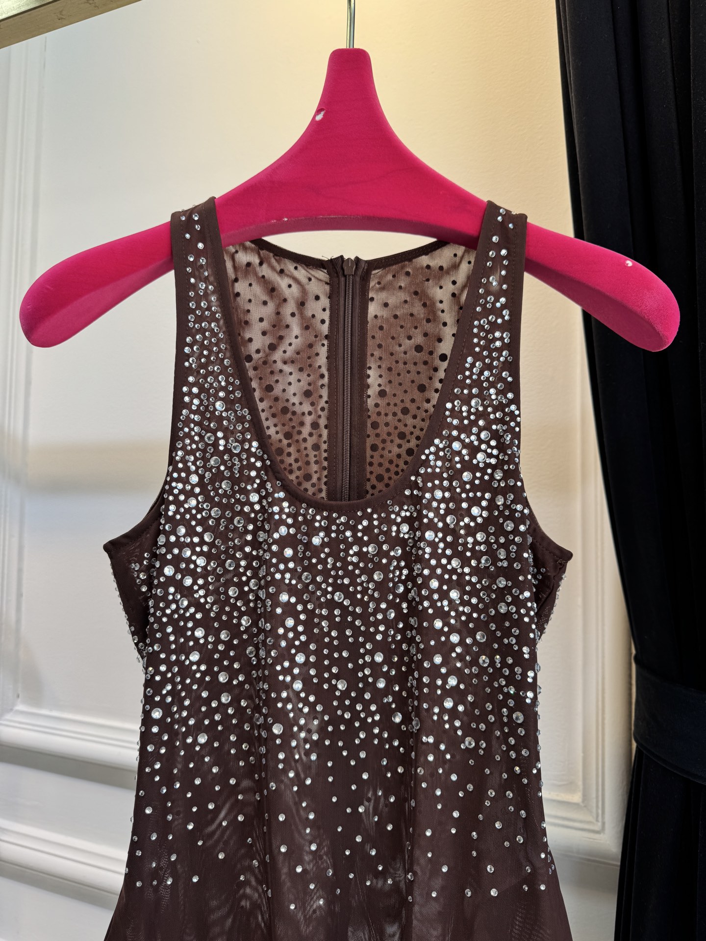 ALEX PERRY 水晶装饰弹性网纱连体衣采用无袖连体版型，修身剪裁能贴合身形，勾勒身体曲线；连体设计