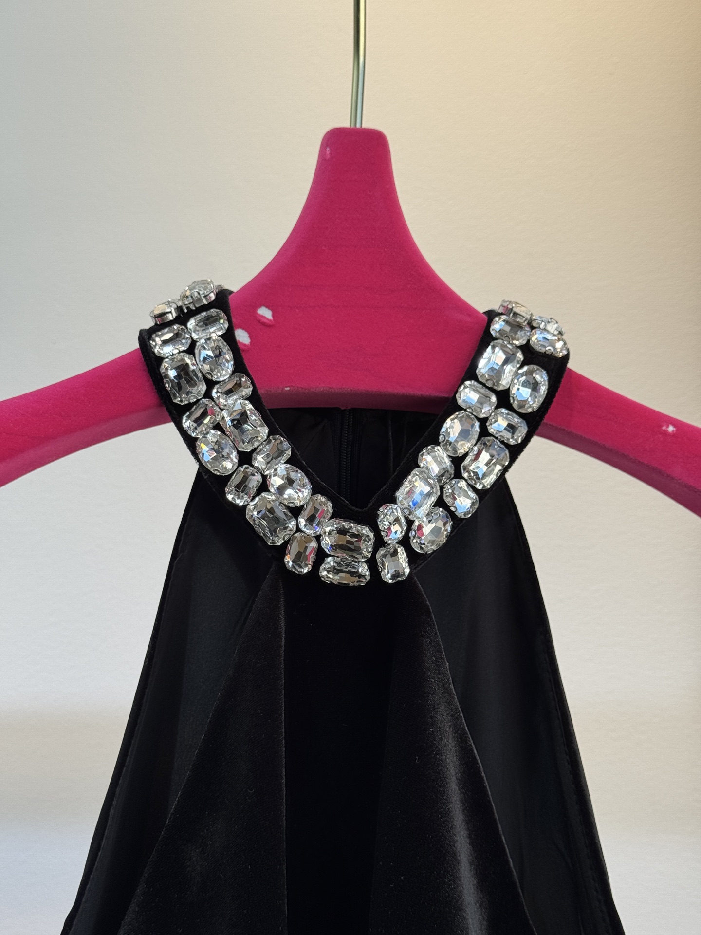 Balma* 小黑裙采用挂脖无袖+A字短款版型，挂脖设计能勾勒肩颈线条，展现天鹅颈与锁骨的美感；A字裙摆