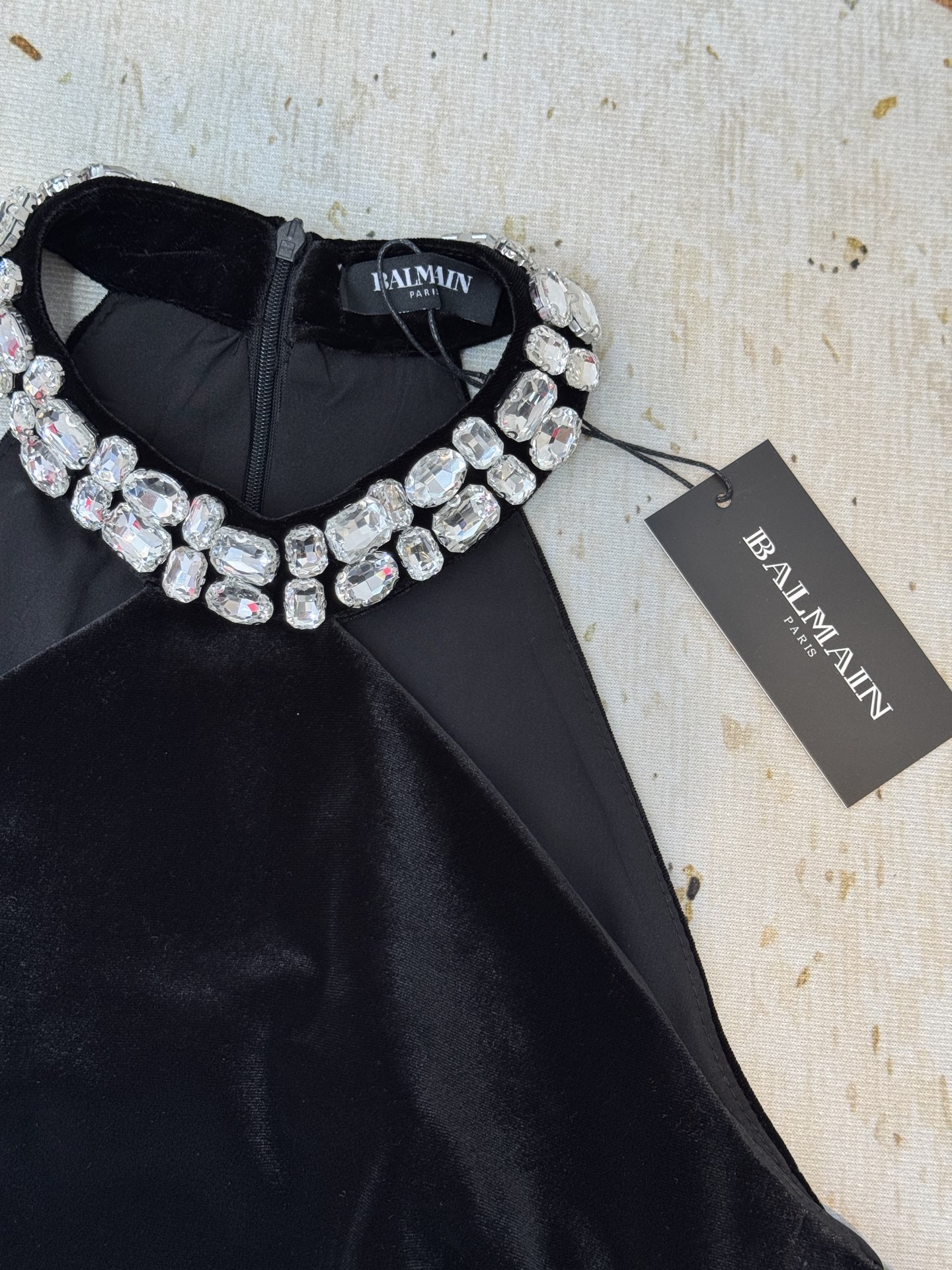 Balma* 小黑裙采用挂脖无袖+A字短款版型，挂脖设计能勾勒肩颈线条，展现天鹅颈与锁骨的美感；A字裙摆