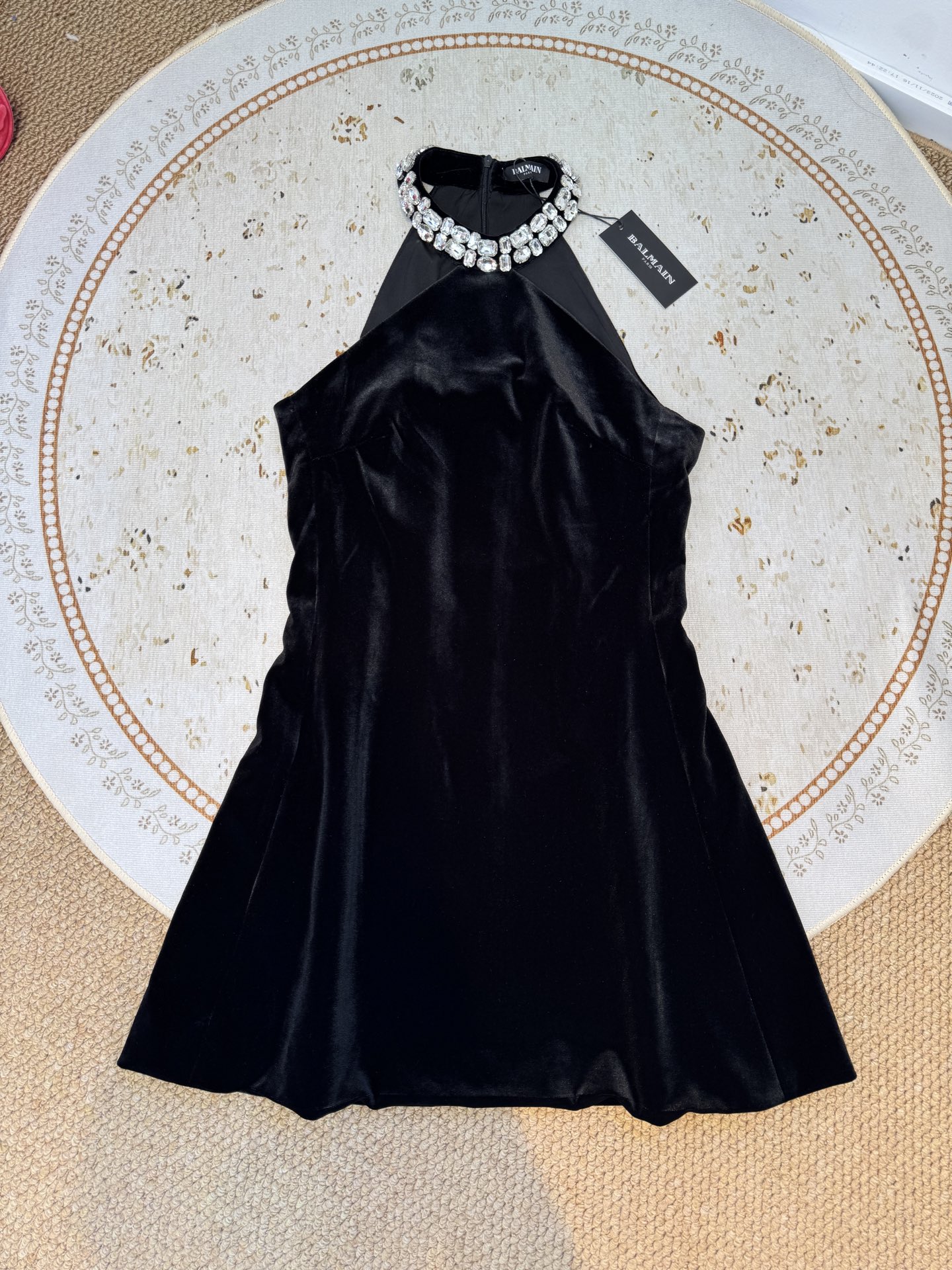 Balma* 小黑裙采用挂脖无袖+A字短款版型，挂脖设计能勾勒肩颈线条，展现天鹅颈与锁骨的美感；A字裙摆