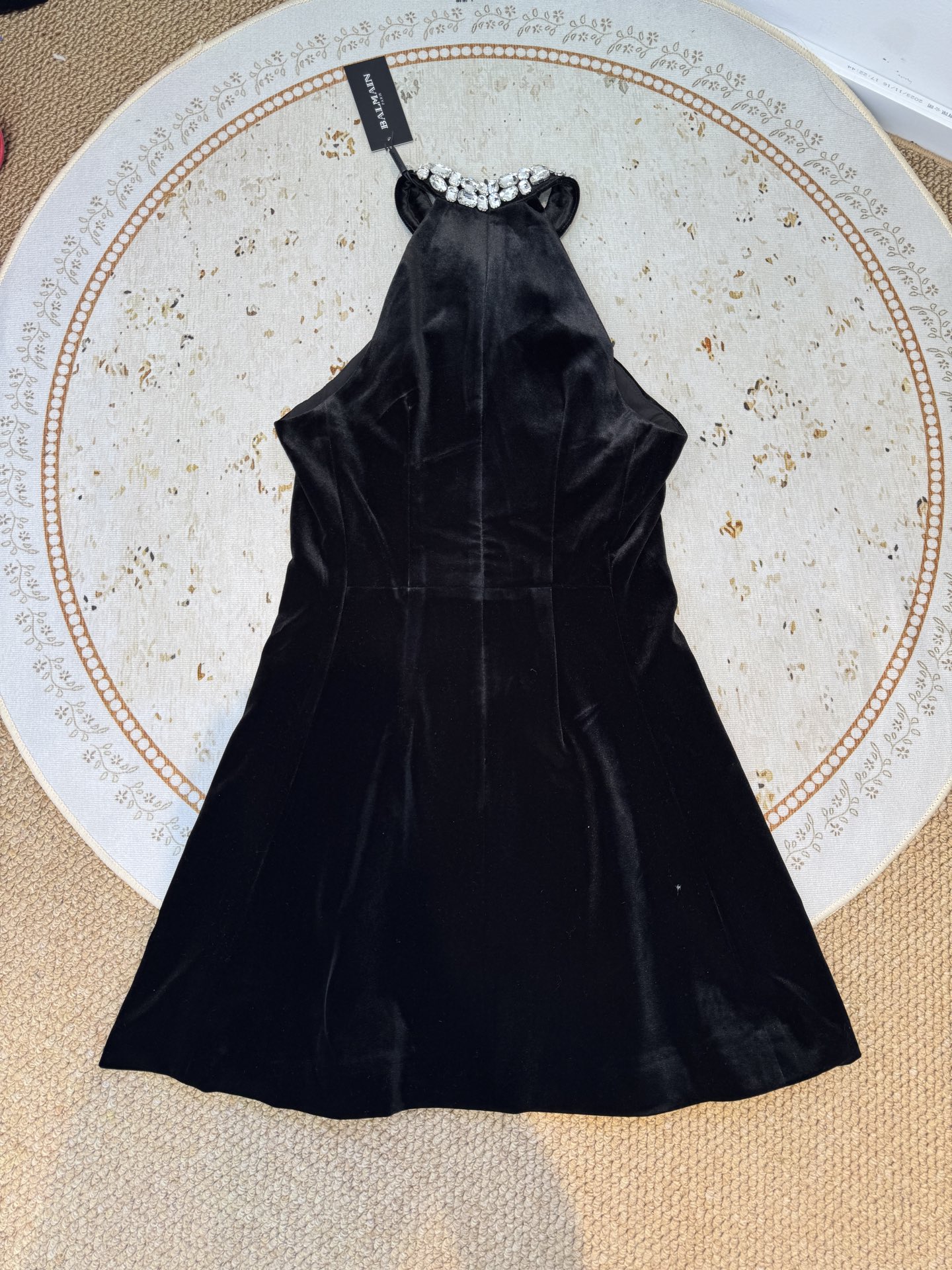 Balma* 小黑裙采用挂脖无袖+A字短款版型，挂脖设计能勾勒肩颈线条，展现天鹅颈与锁骨的美感；A字裙摆