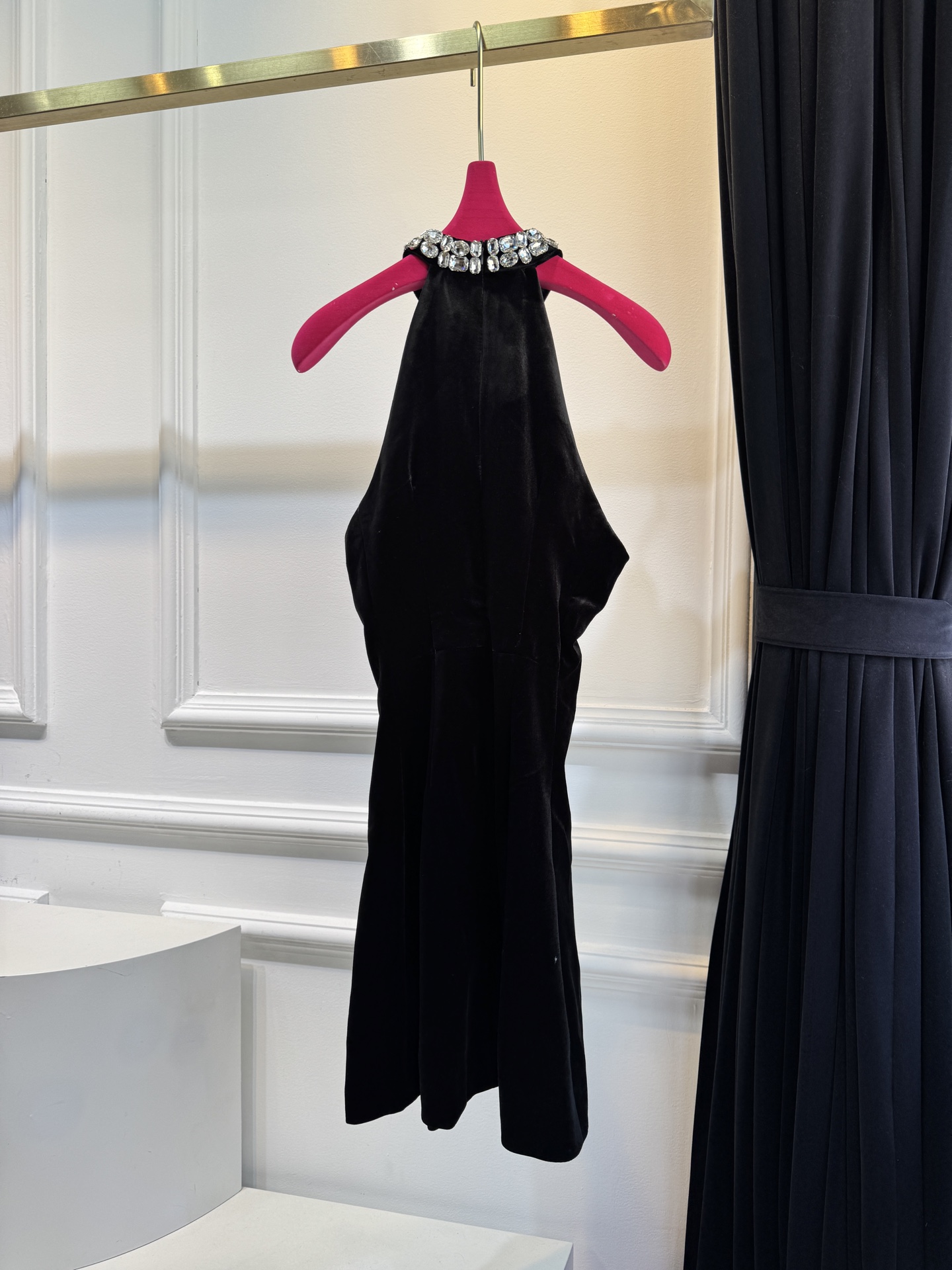 Balma* 小黑裙采用挂脖无袖+A字短款版型，挂脖设计能勾勒肩颈线条，展现天鹅颈与锁骨的美感；A字裙摆