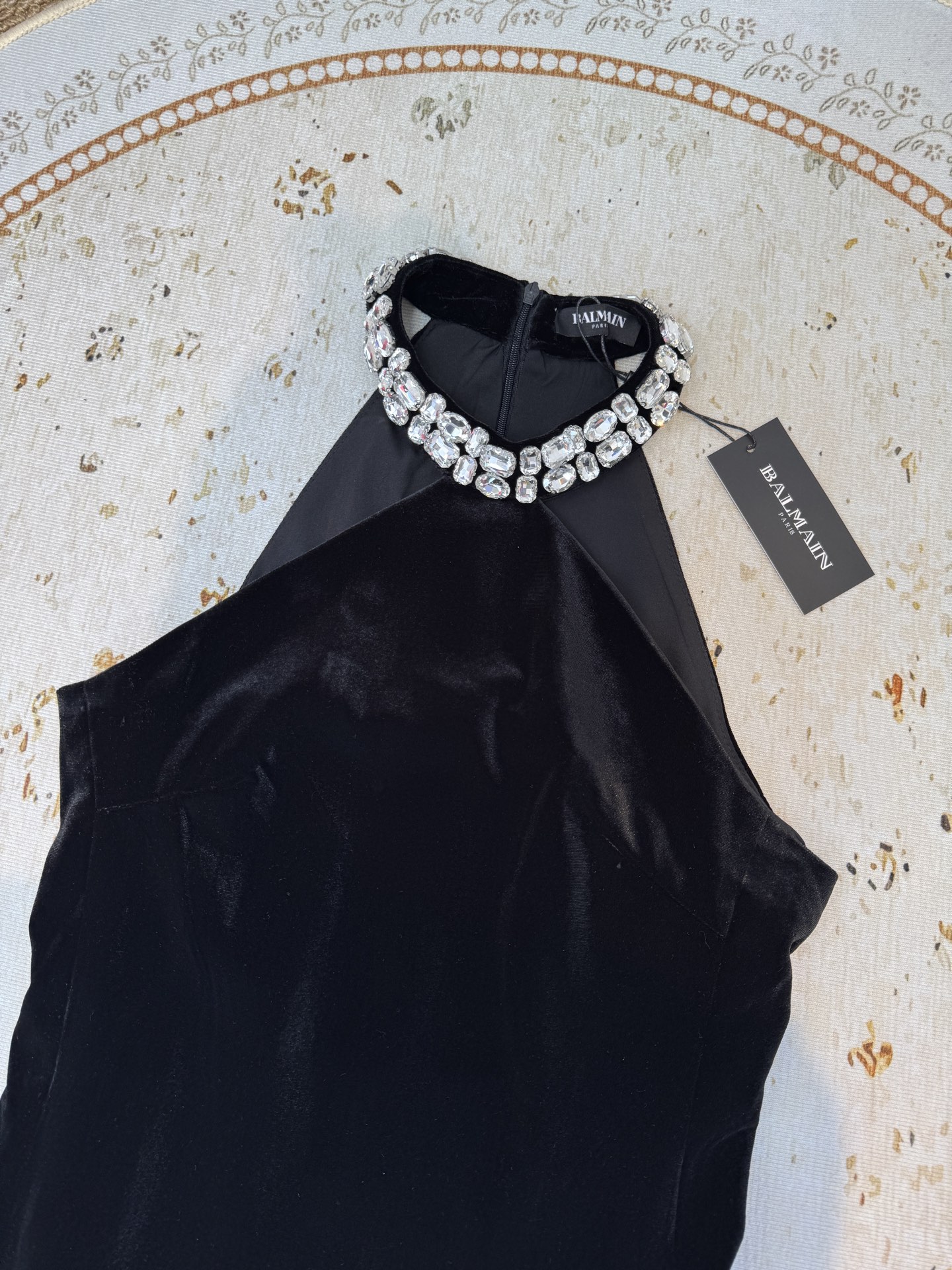 Balma* 小黑裙采用挂脖无袖+A字短款版型，挂脖设计能勾勒肩颈线条，展现天鹅颈与锁骨的美感；A字裙摆