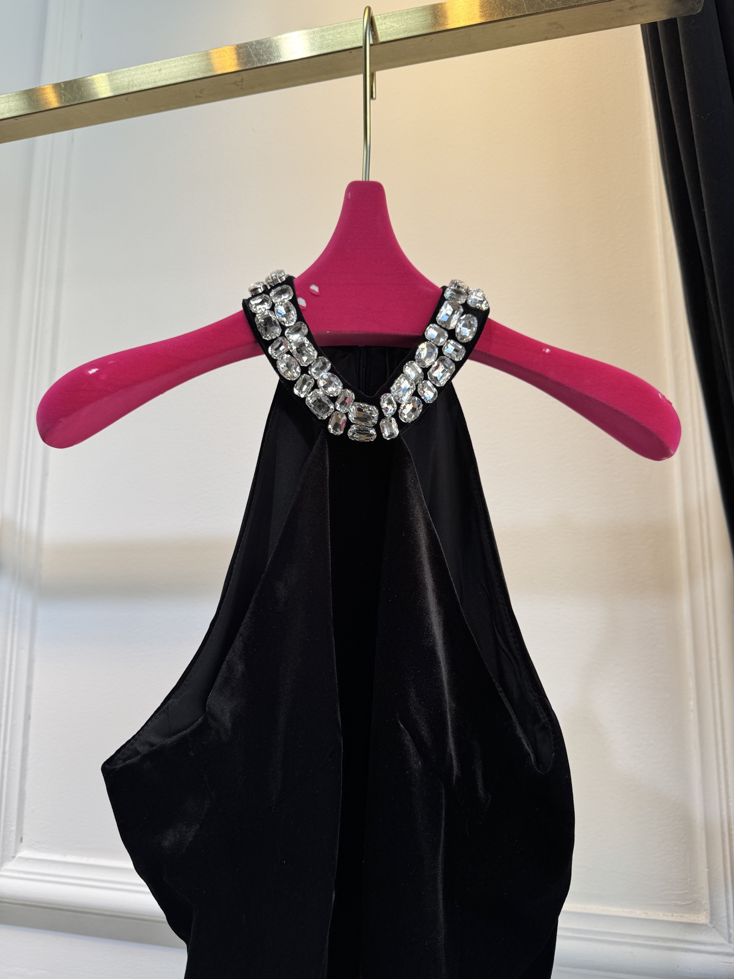 Balma* 小黑裙采用挂脖无袖+A字短款版型，挂脖设计能勾勒肩颈线条，展现天鹅颈与锁骨的美感；A字裙摆