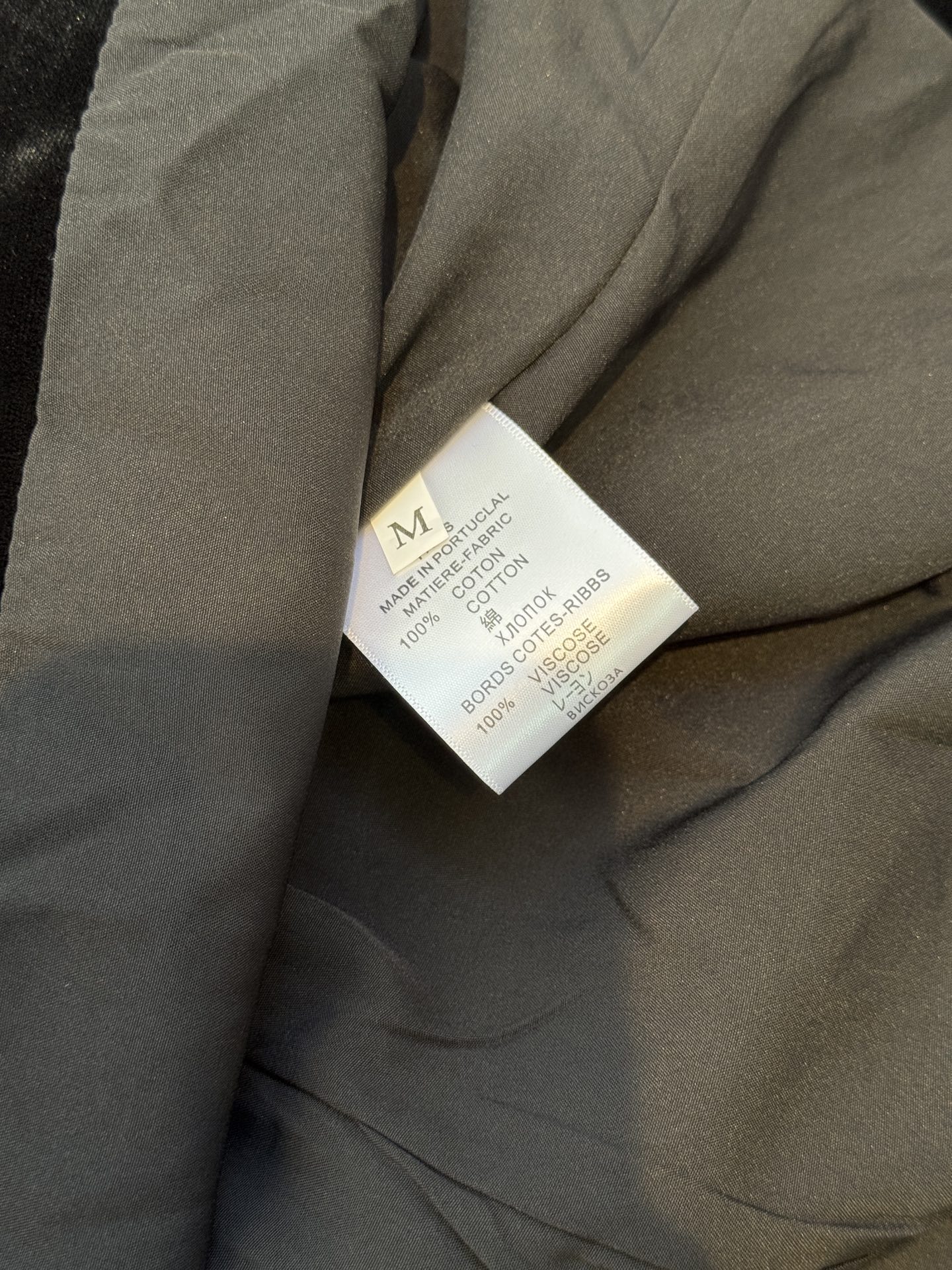 Balma* 小黑裙采用挂脖无袖+A字短款版型，挂脖设计能勾勒肩颈线条，展现天鹅颈与锁骨的美感；A字裙摆