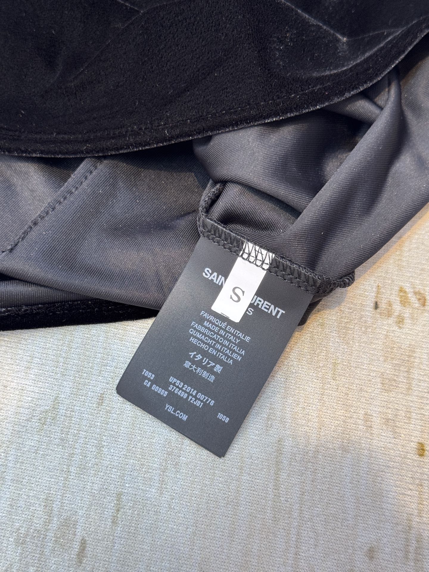 Saint Laure*丝绒吊带采用V领细肩带吊带版型，修身剪裁能贴合上半身线条，勾勒肩颈与锁骨美感；可