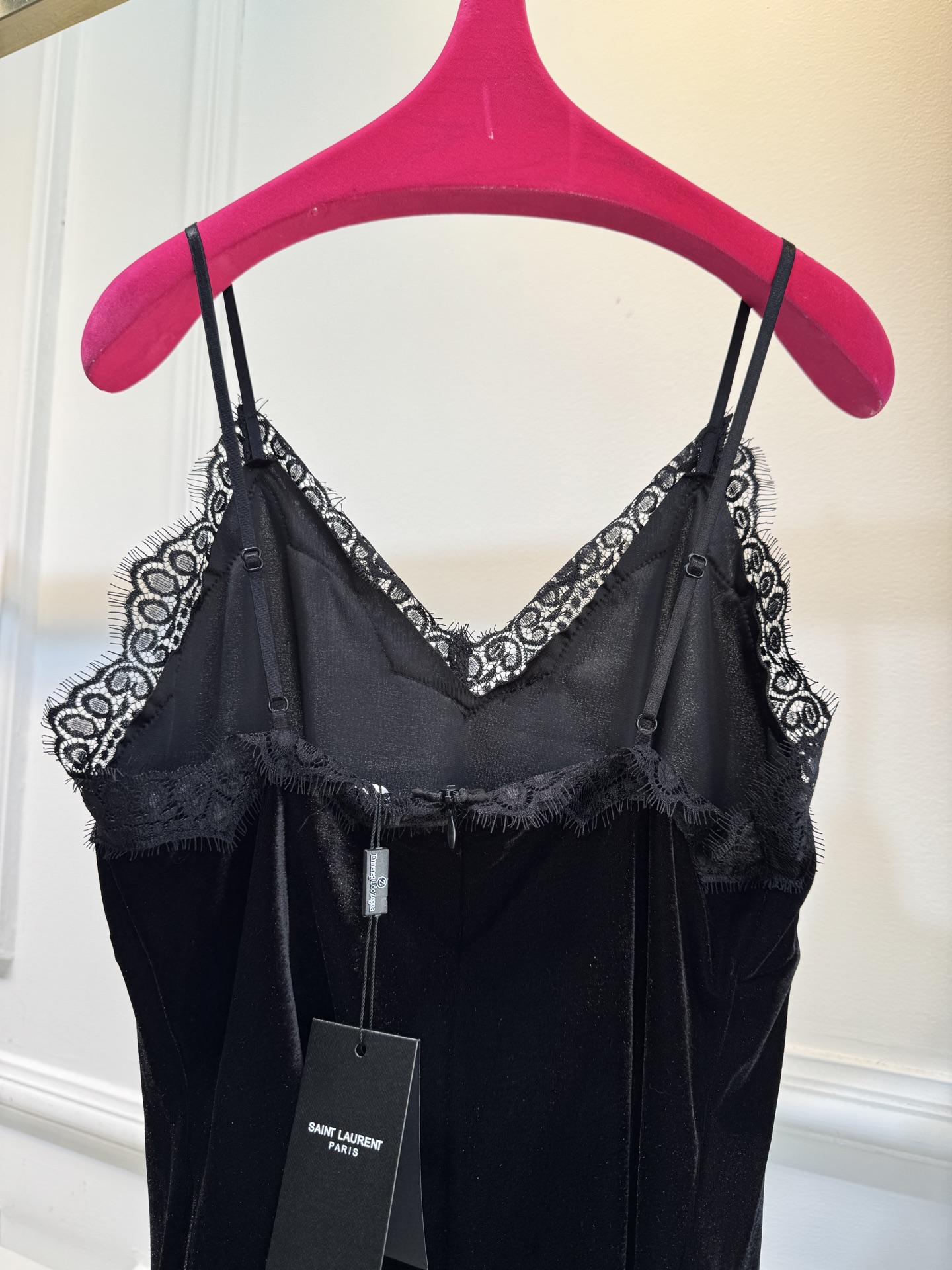 Saint Laure*丝绒吊带采用V领细肩带吊带版型，修身剪裁能贴合上半身线条，勾勒肩颈与锁骨美感；可