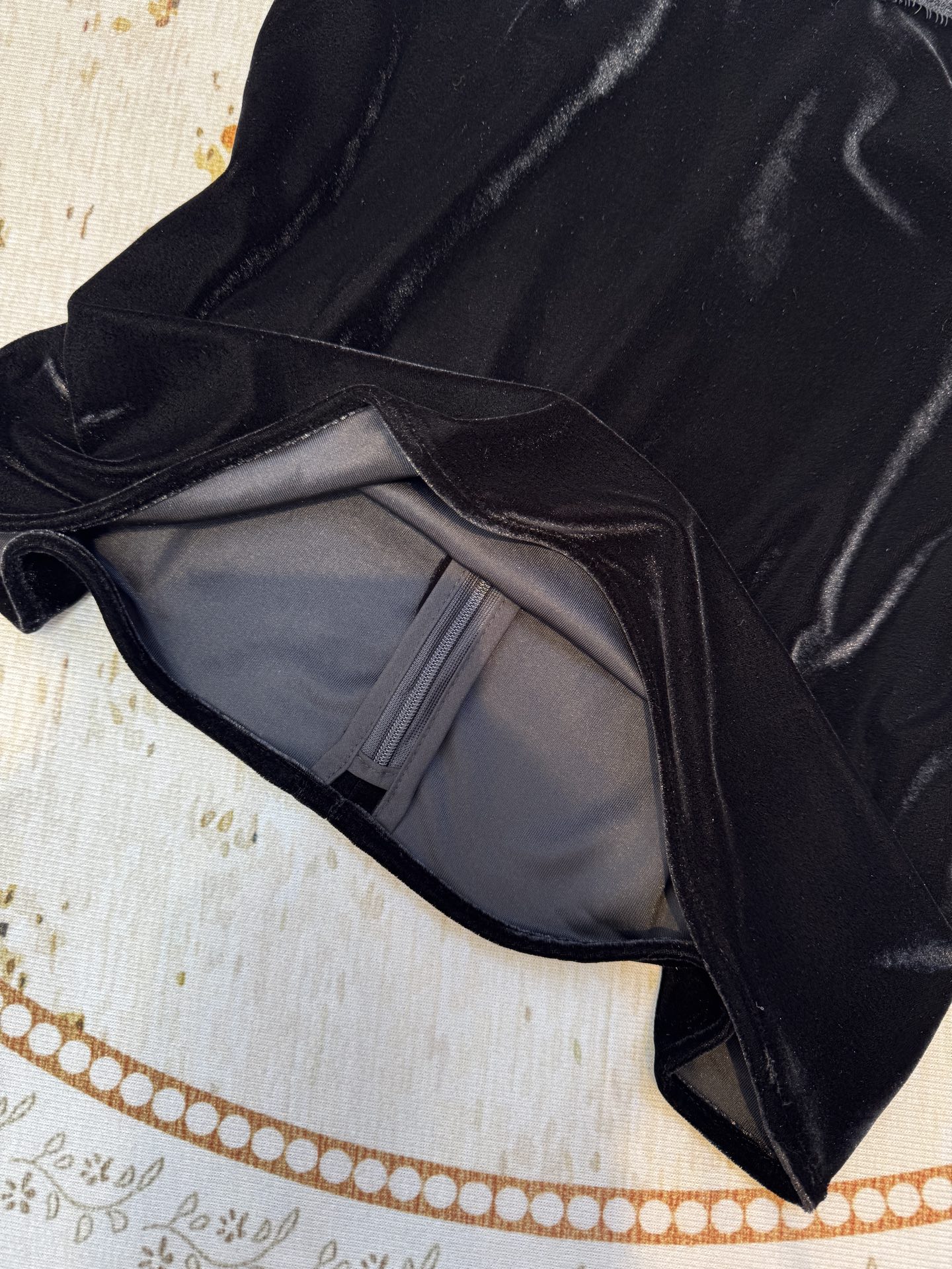 Saint Laure*丝绒吊带采用V领细肩带吊带版型，修身剪裁能贴合上半身线条，勾勒肩颈与锁骨美感；可