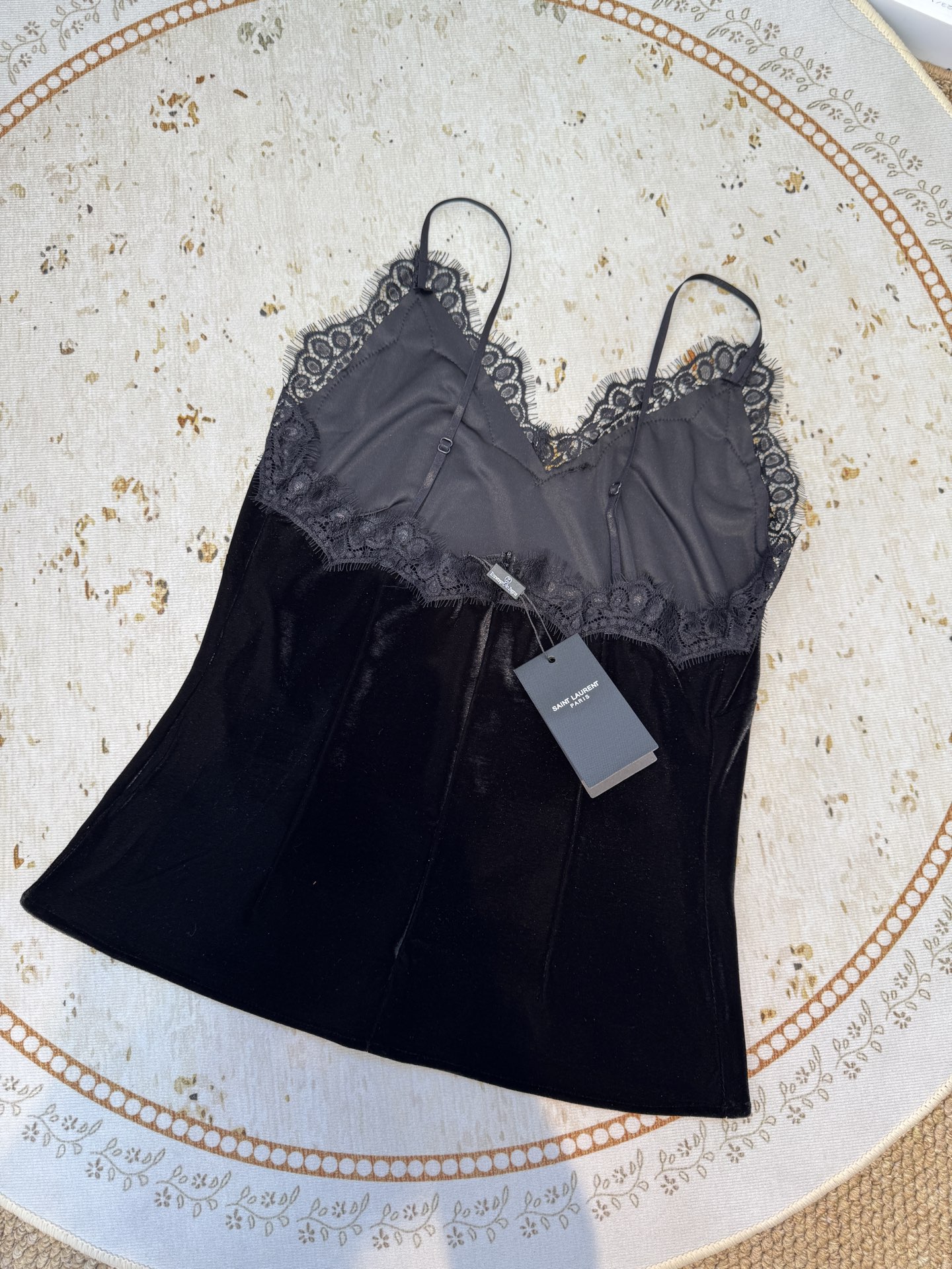 Saint Laure*丝绒吊带采用V领细肩带吊带版型，修身剪裁能贴合上半身线条，勾勒肩颈与锁骨美感；可