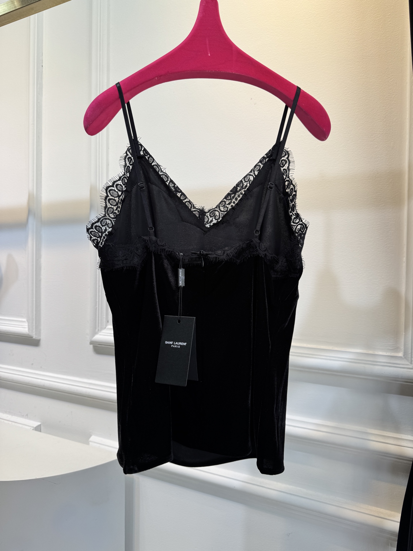 Saint Laure*丝绒吊带采用V领细肩带吊带版型，修身剪裁能贴合上半身线条，勾勒肩颈与锁骨美感；可