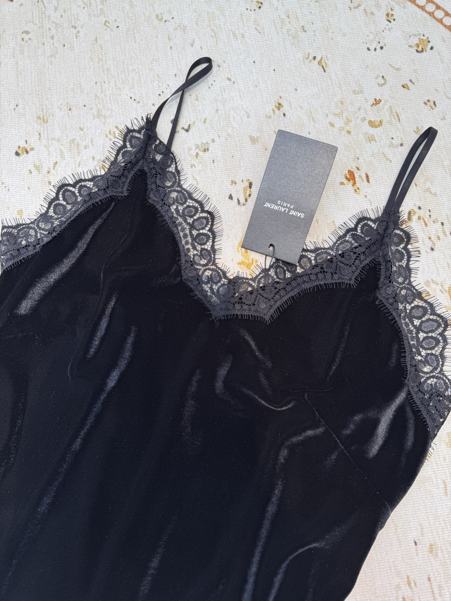 Saint Laure*丝绒吊带采用V领细肩带吊带版型，修身剪裁能贴合上半身线条，勾勒肩颈与锁骨美感；可