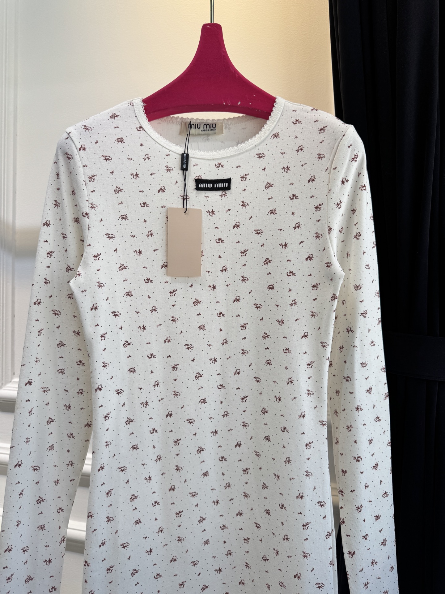 Miu 碎花裙，可和背心搭在一起采用修身长袖短款版型，贴合身形的剪裁能勾勒身体曲线，短款设计拉高腰线，优