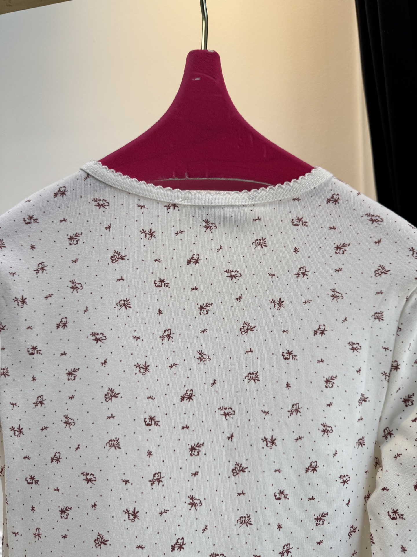 Miu 碎花裙，可和背心搭在一起采用修身长袖短款版型，贴合身形的剪裁能勾勒身体曲线，短款设计拉高腰线，优