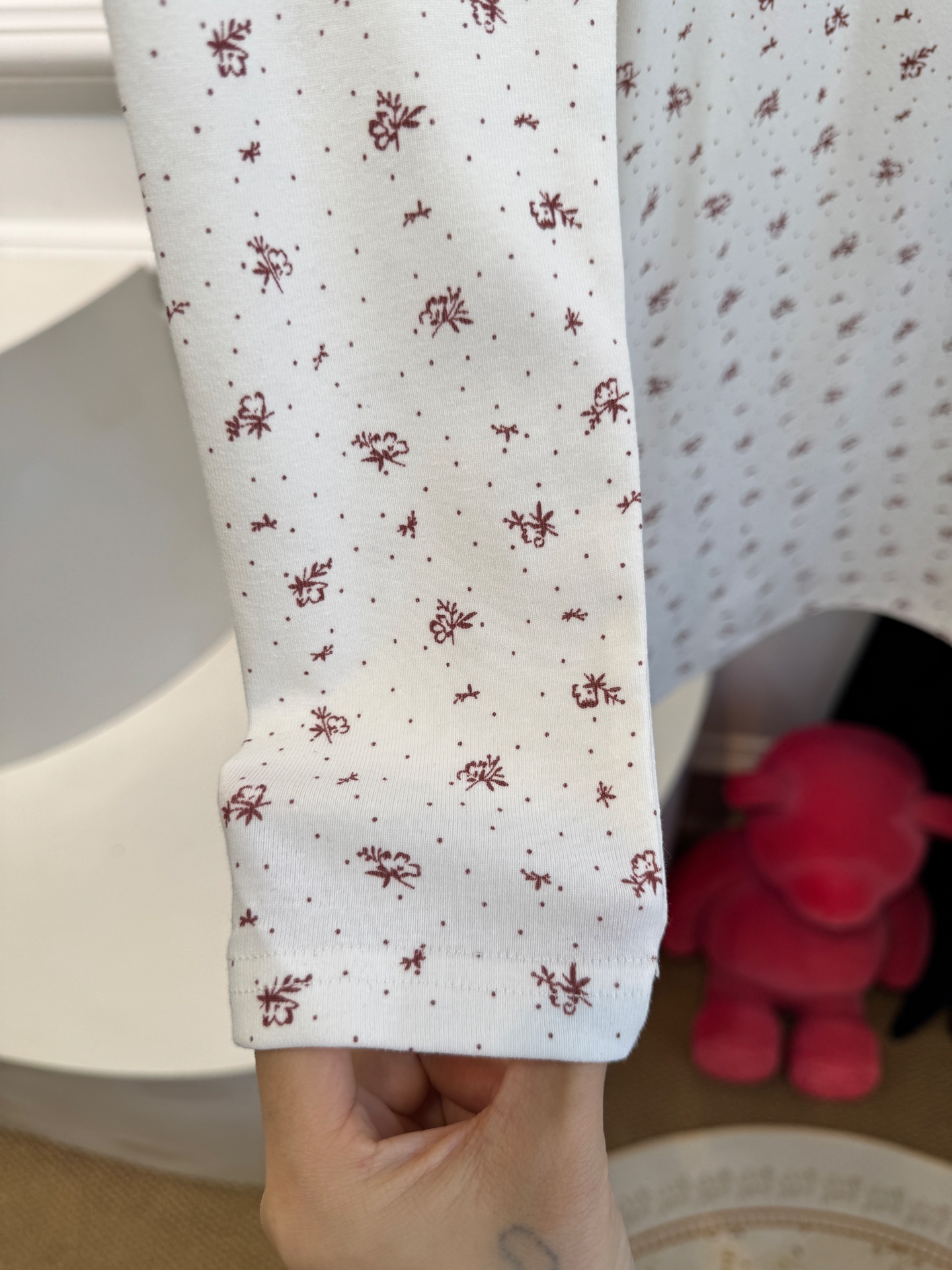 Miu 碎花裙，可和背心搭在一起采用修身长袖短款版型，贴合身形的剪裁能勾勒身体曲线，短款设计拉高腰线，优