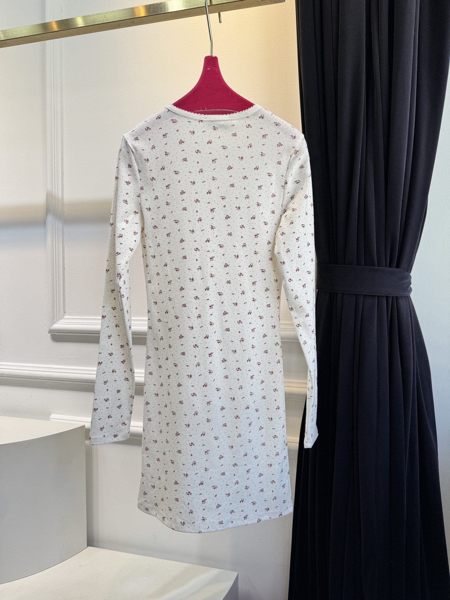 Miu 碎花裙，可和背心搭在一起采用修身长袖短款版型，贴合身形的剪裁能勾勒身体曲线，短款设计拉高腰线，优