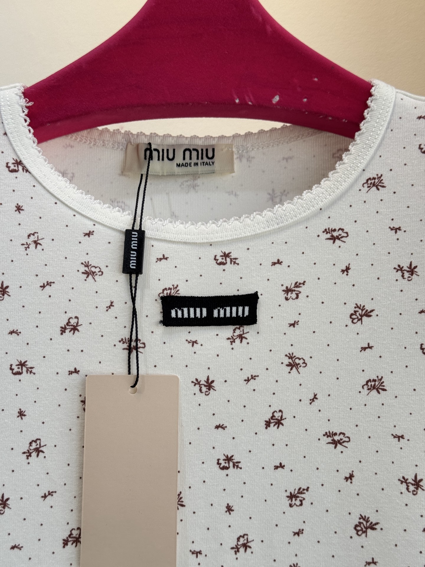 Miu 碎花裙，可和背心搭在一起采用修身长袖短款版型，贴合身形的剪裁能勾勒身体曲线，短款设计拉高腰线，优