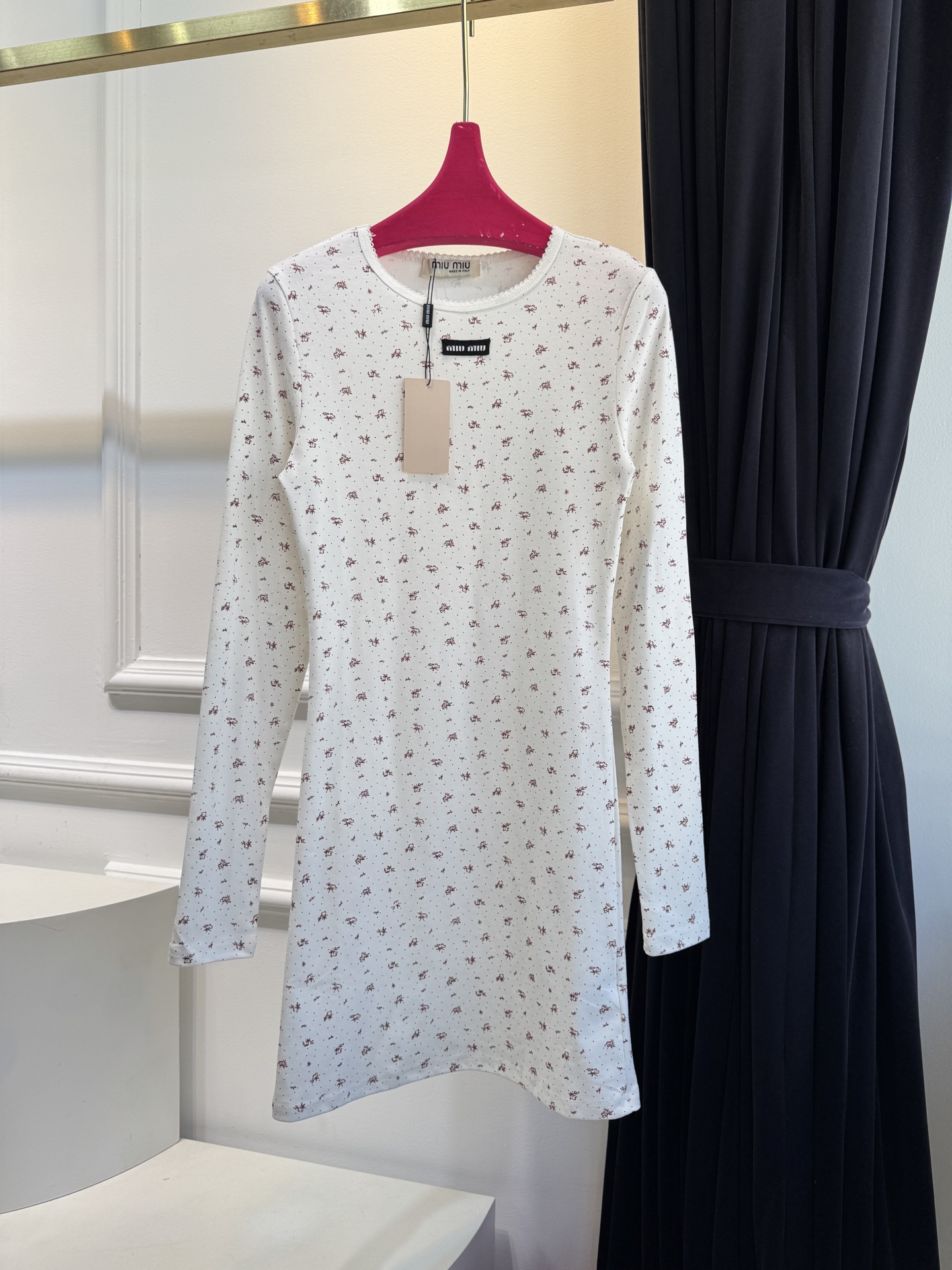 Miu 碎花裙，可和背心搭在一起采用修身长袖短款版型，贴合身形的剪裁能勾勒身体曲线，短款设计拉高腰线，优