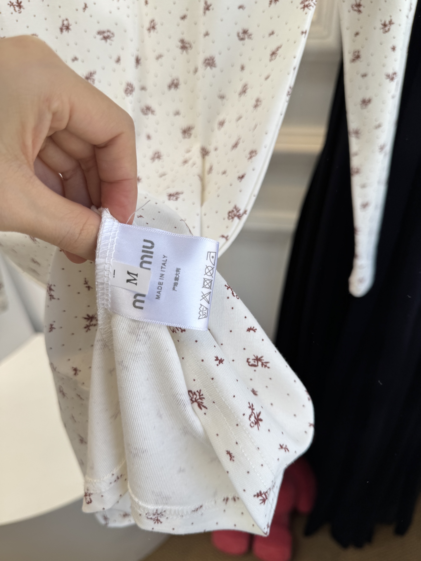 Miu 碎花裙，可和背心搭在一起采用修身长袖短款版型，贴合身形的剪裁能勾勒身体曲线，短款设计拉高腰线，优