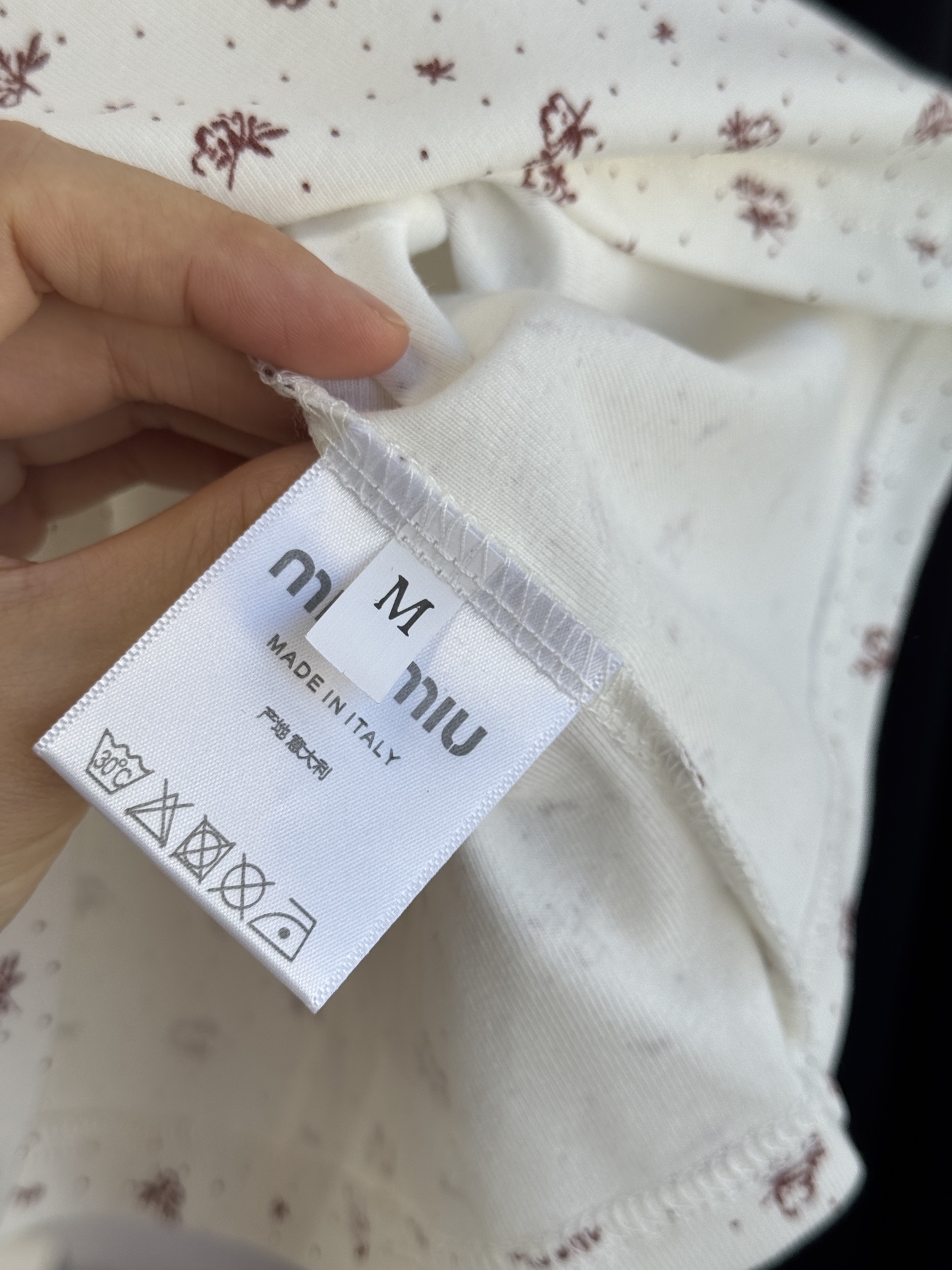 Miu 碎花背心采用修身无袖背心版型，贴合上半身线条，能勾勒肩颈与腰线美感；宽肩带设计兼顾舒适度与支撑性