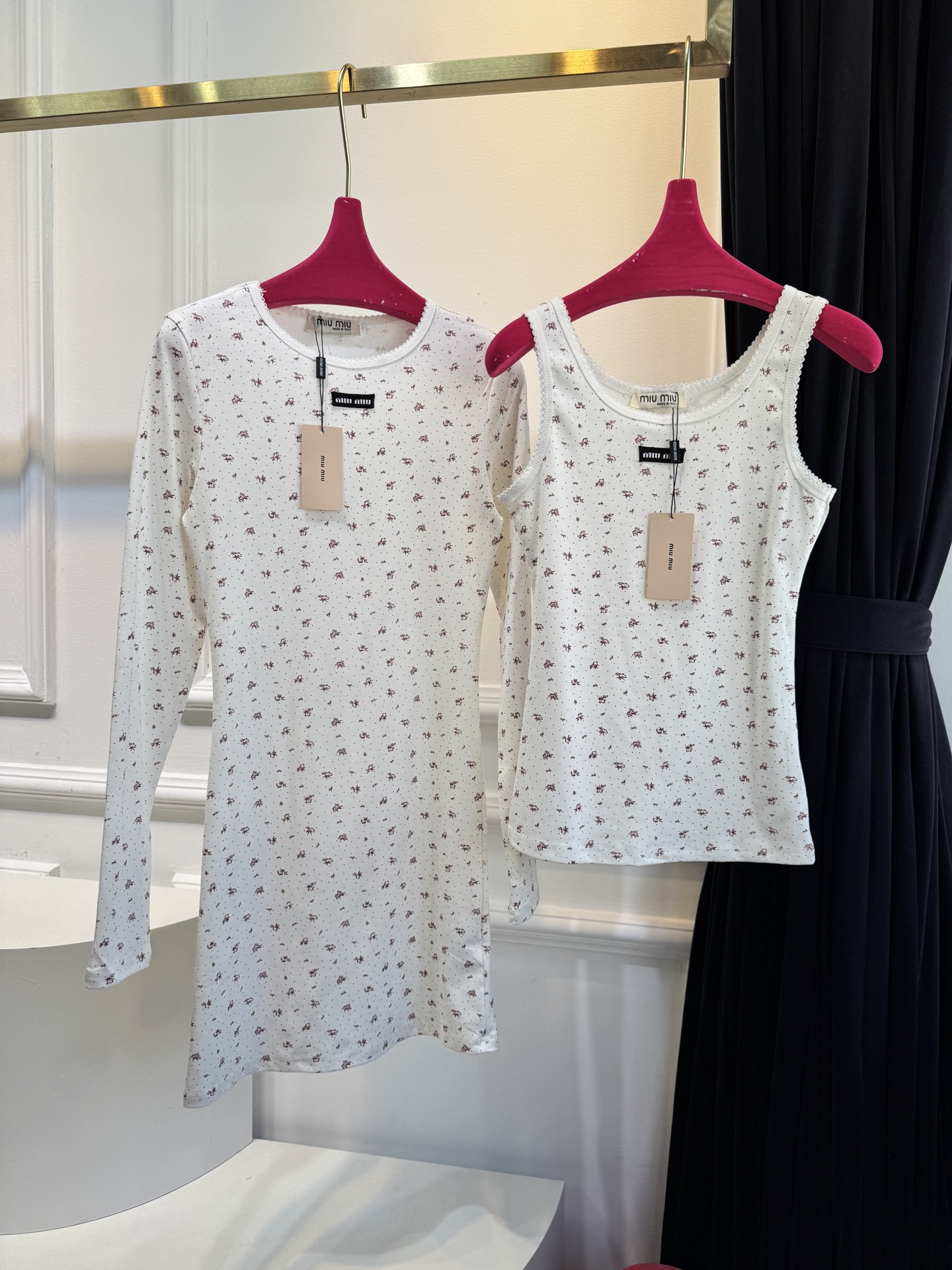 Miu 碎花背心采用修身无袖背心版型，贴合上半身线条，能勾勒肩颈与腰线美感；宽肩带设计兼顾舒适度与支撑性