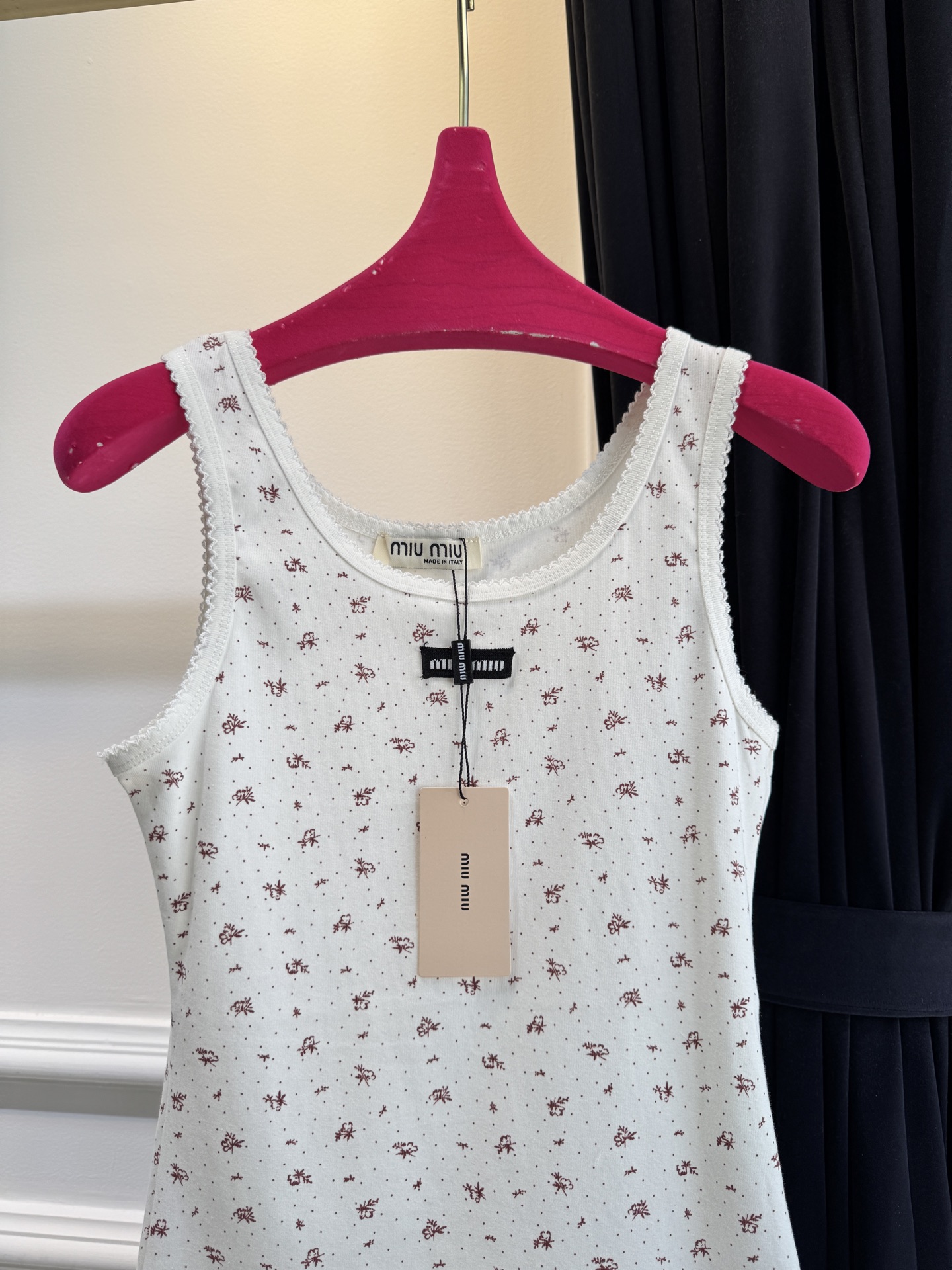 Miu 碎花背心采用修身无袖背心版型，贴合上半身线条，能勾勒肩颈与腰线美感；宽肩带设计兼顾舒适度与支撑性