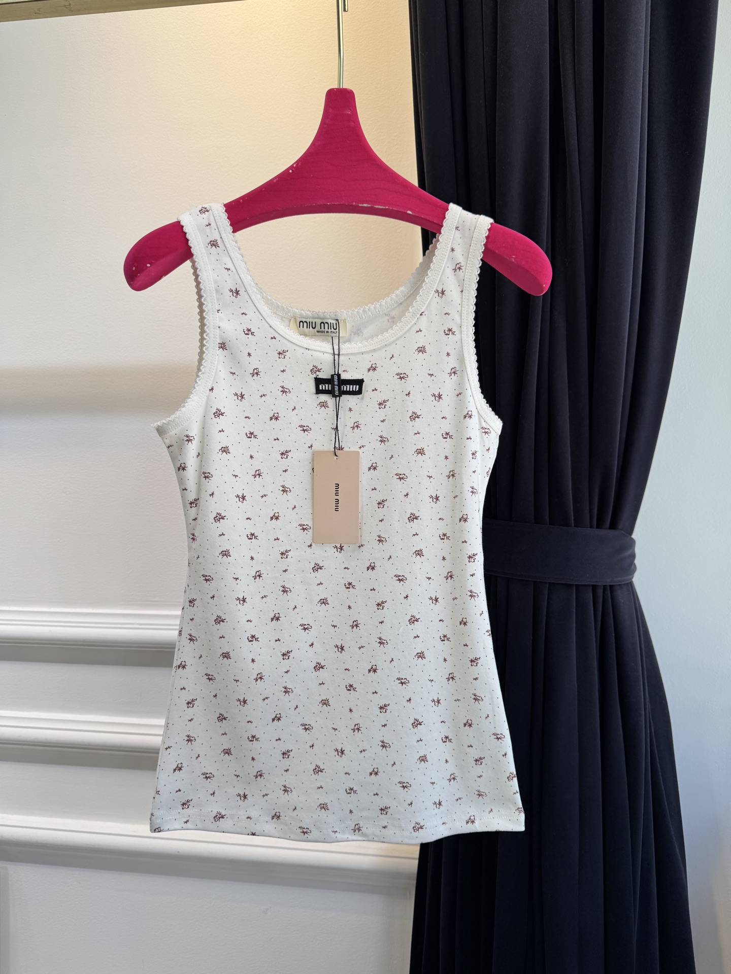 Miu 碎花背心采用修身无袖背心版型，贴合上半身线条，能勾勒肩颈与腰线美感；宽肩带设计兼顾舒适度与支撑性